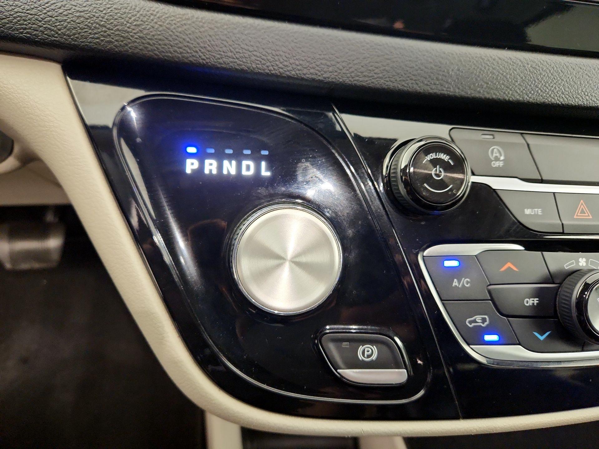 Thumbnail: 2020 Chrysler Voyager - 17