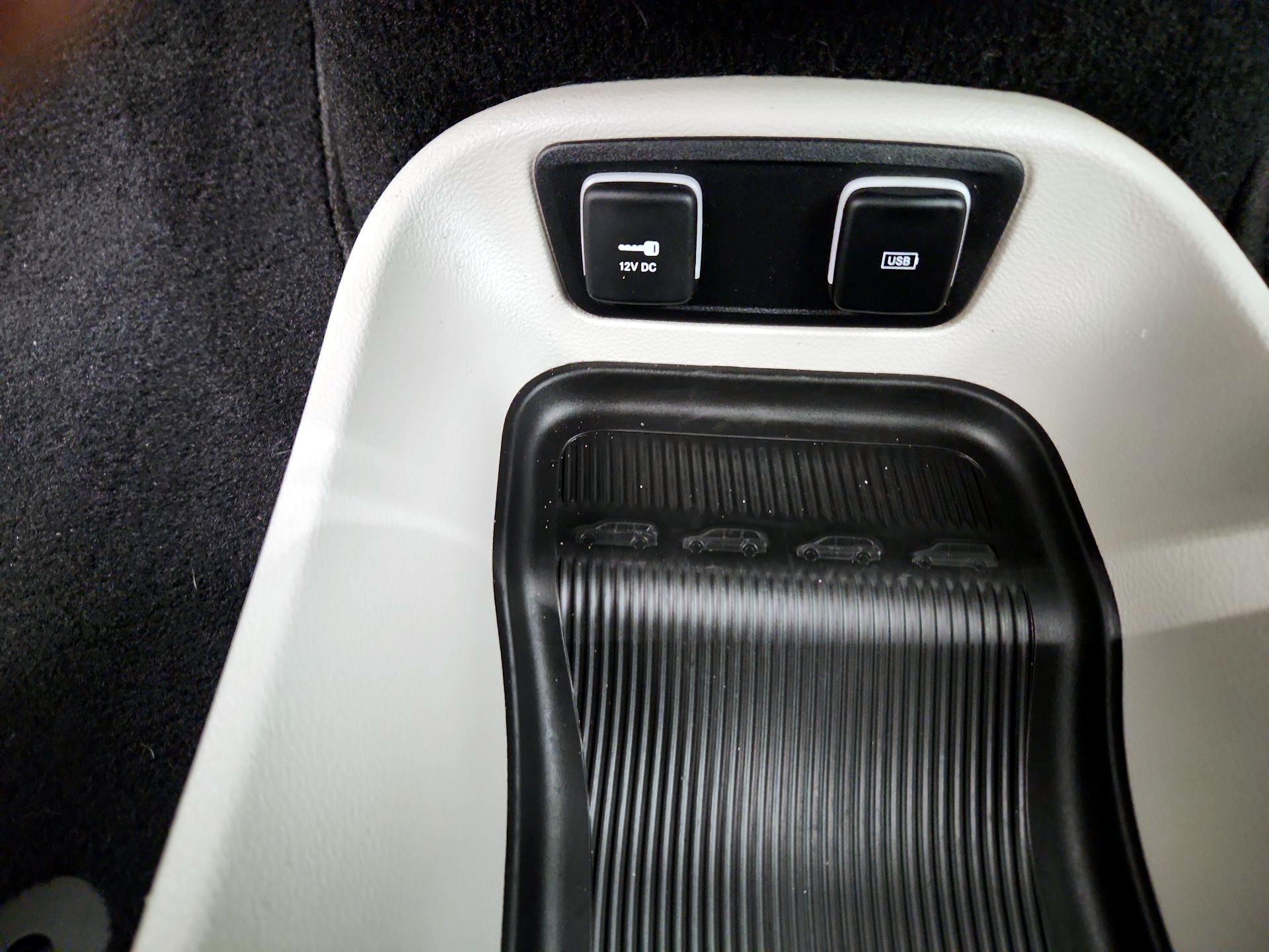 Thumbnail: 2020 Chrysler Voyager - 18