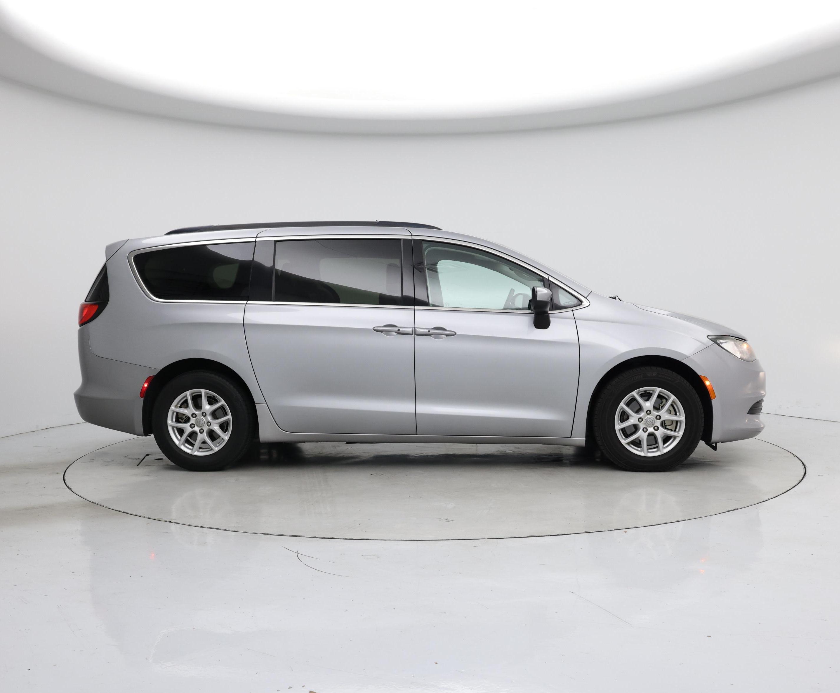Thumbnail: 2020 Chrysler Voyager - 7