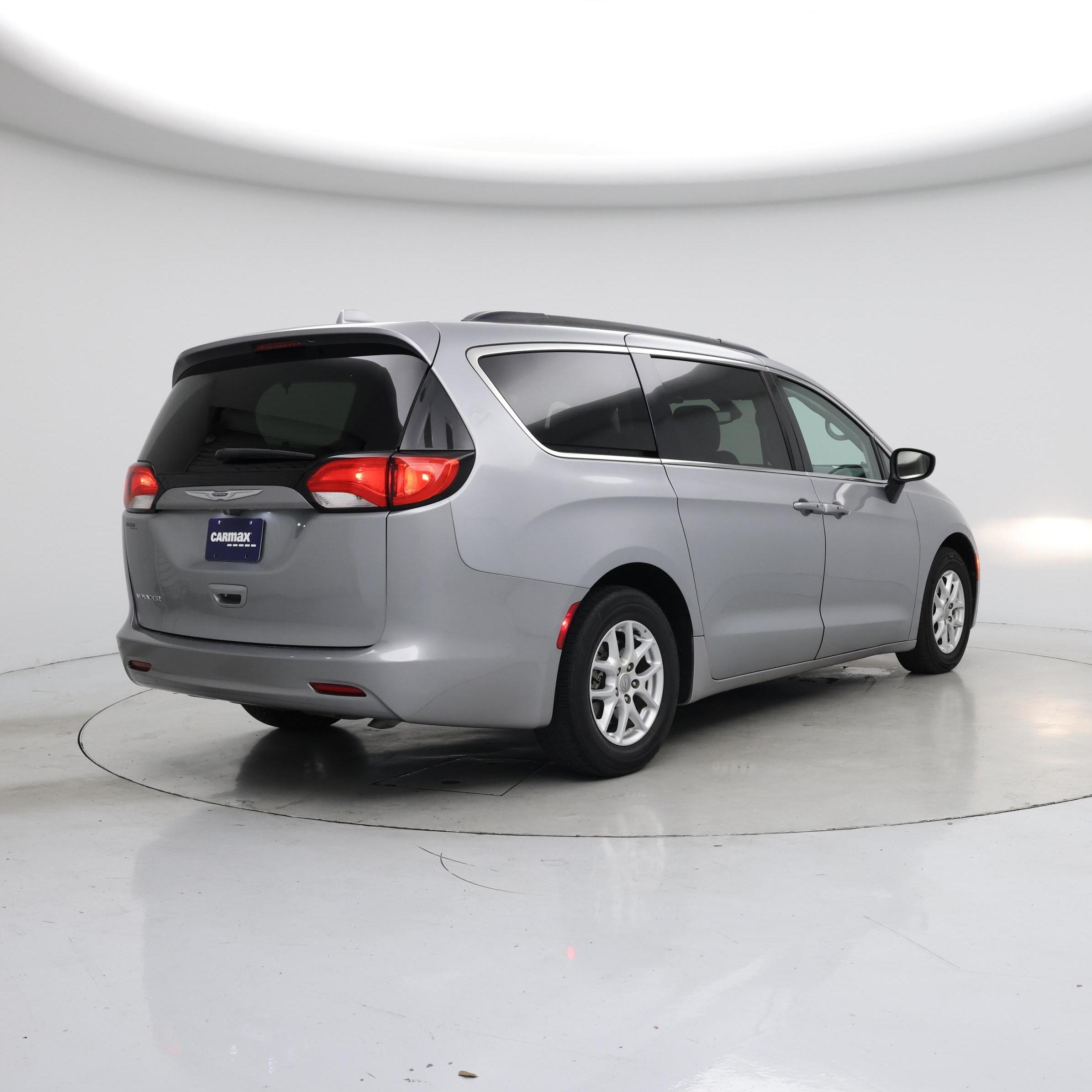 Thumbnail: 2020 Chrysler Voyager - 8