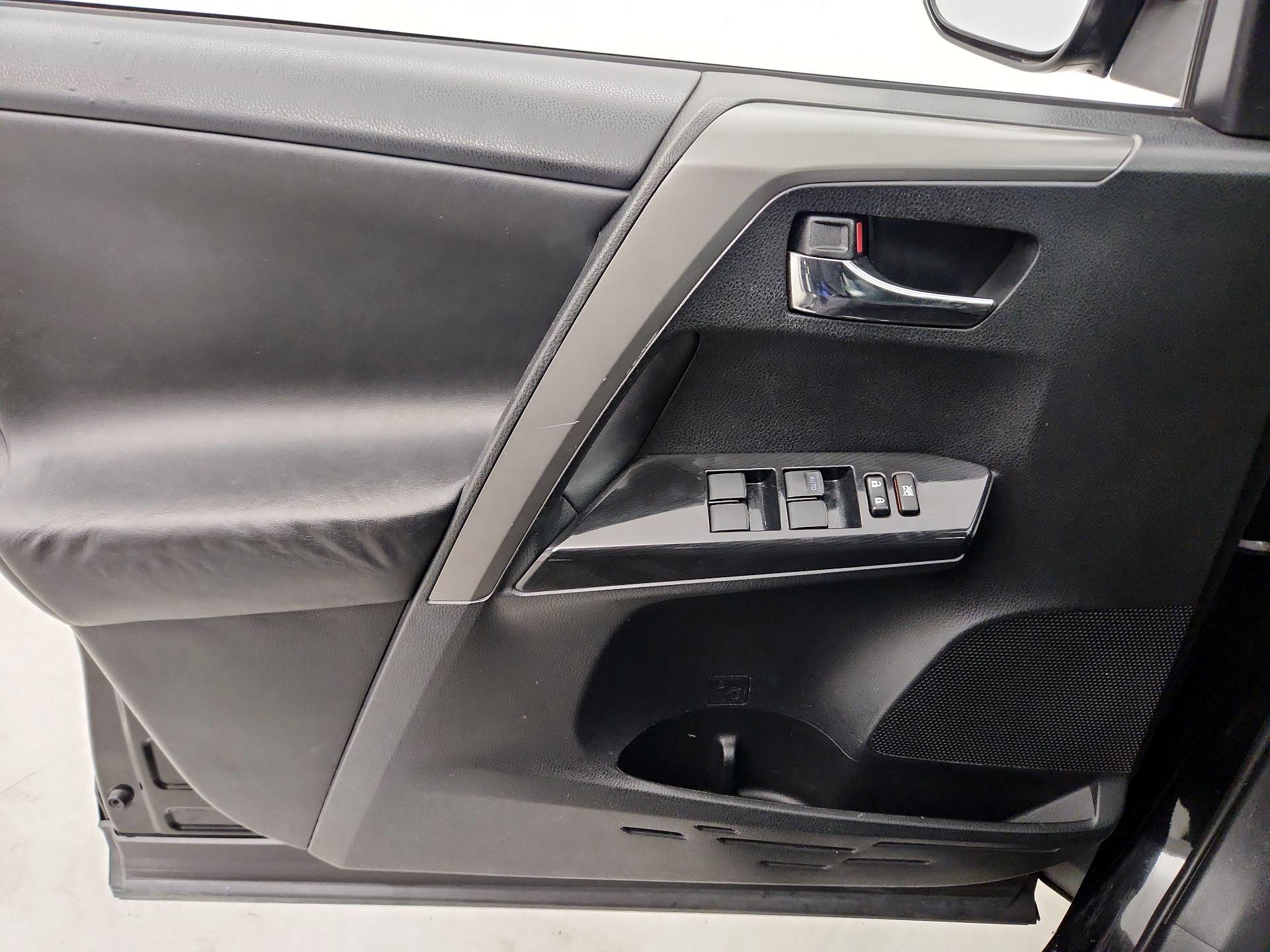 Thumbnail: 2016 Toyota RAV4 - 12
