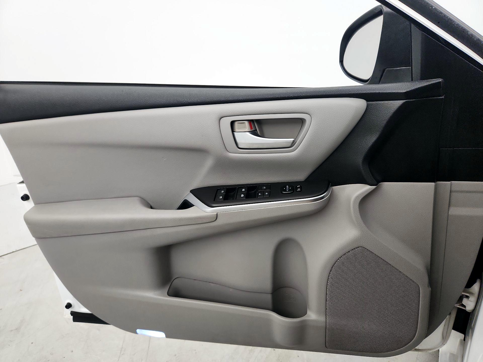 Thumbnail: 2016 Toyota Camry - 12