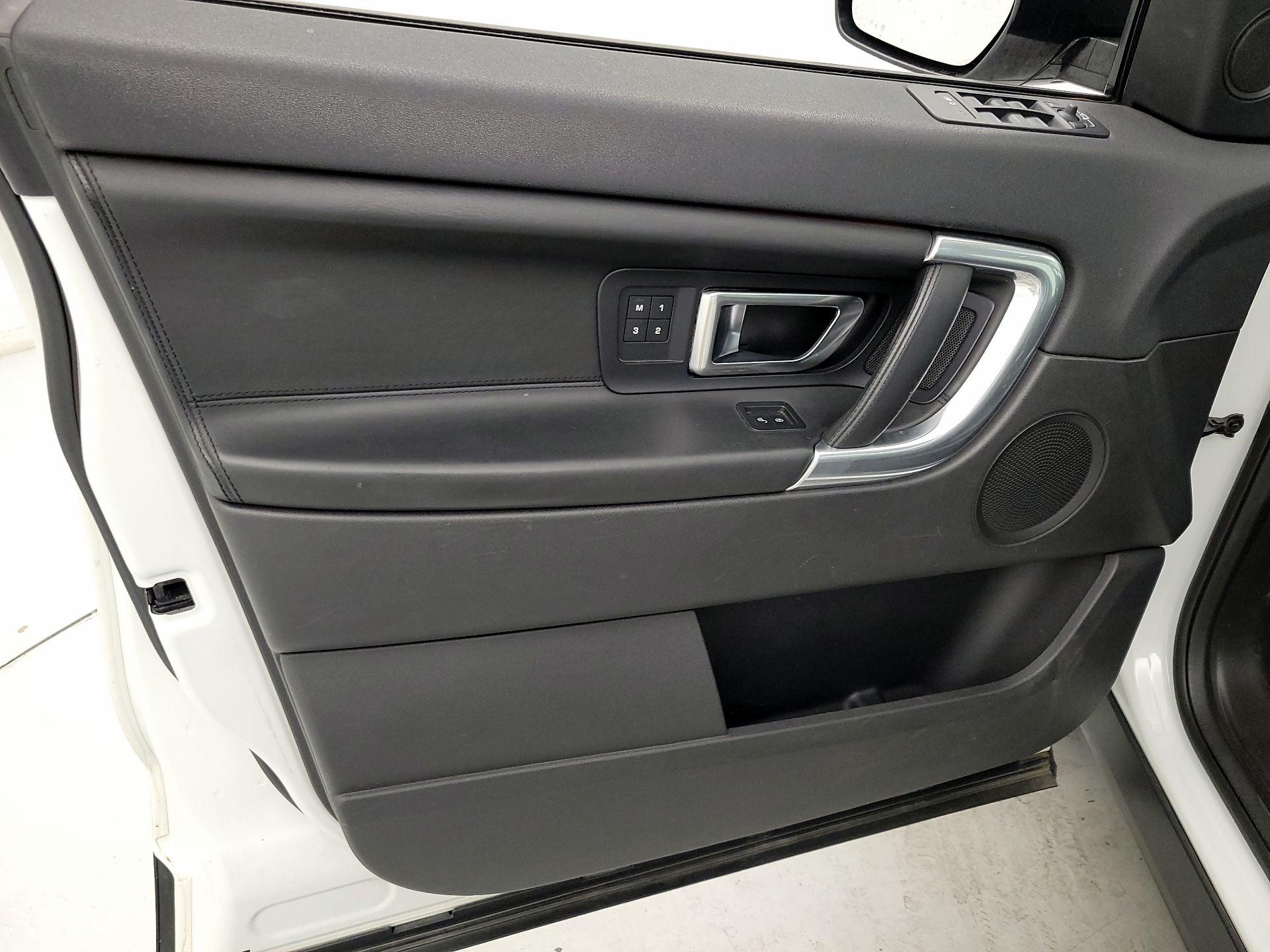 Thumbnail: 2015 Land Rover Discovery Sport - 12