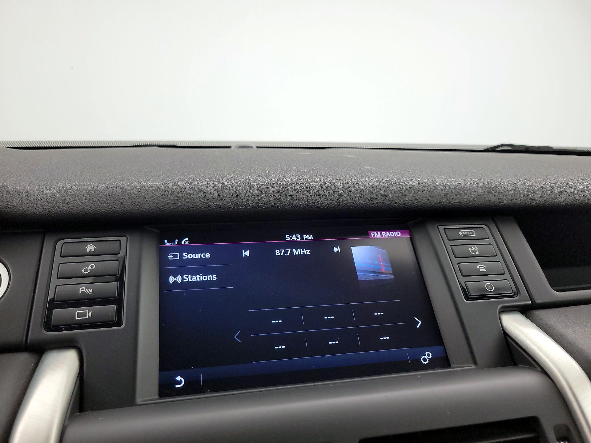 Thumbnail: 2015 Land Rover Discovery Sport - 16