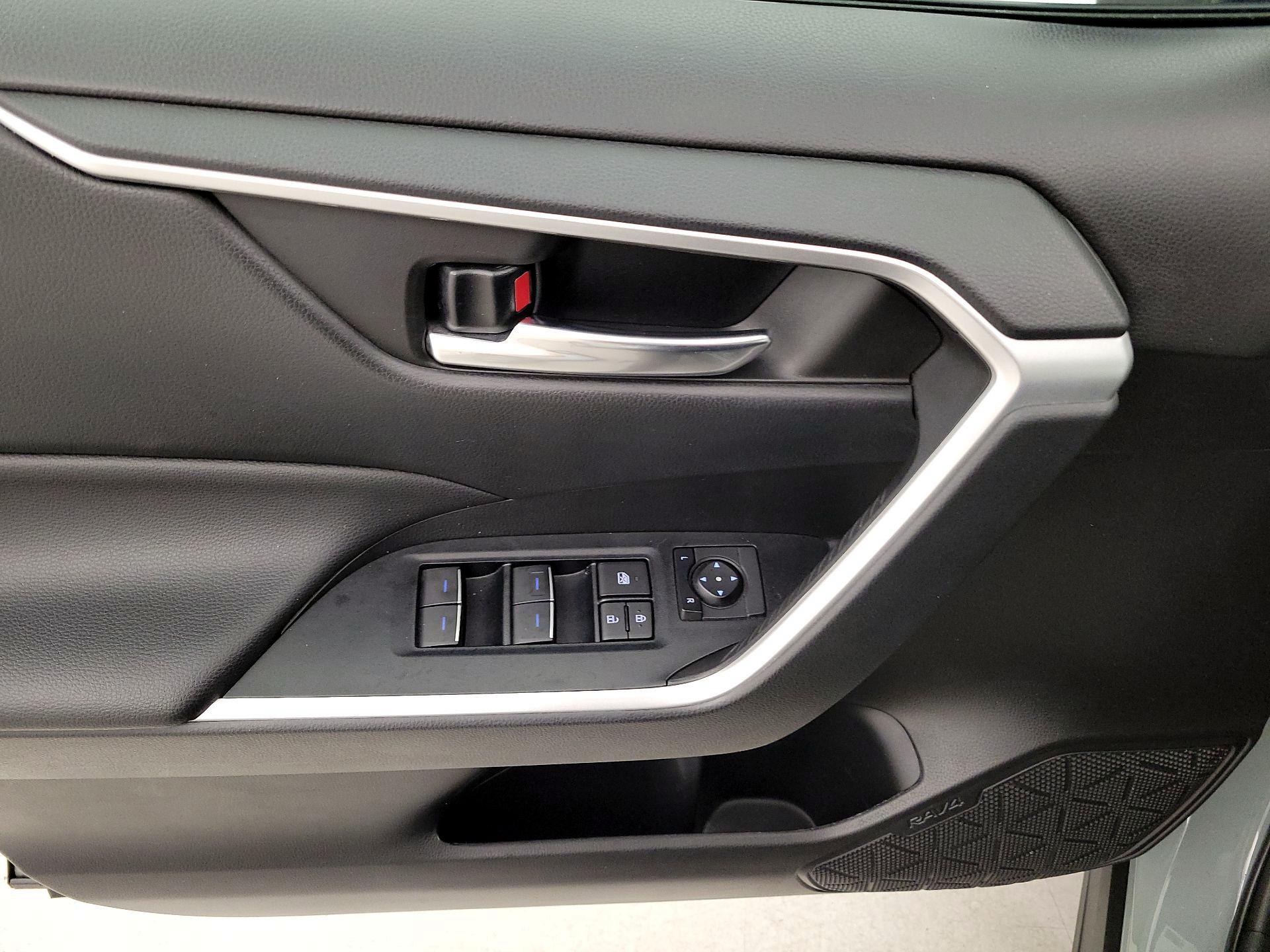 Thumbnail: 2022 Toyota RAV4 - 12