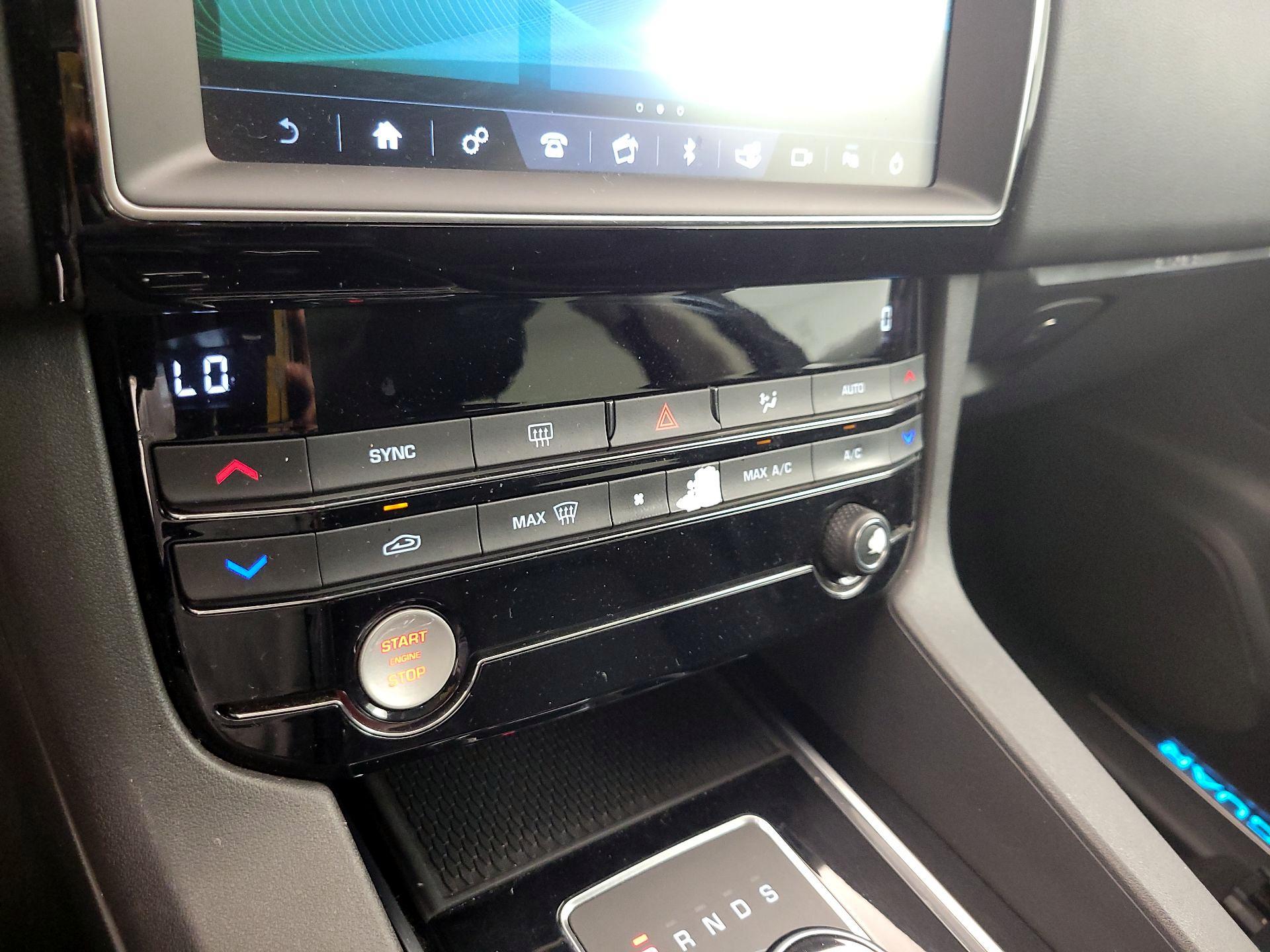 Thumbnail: 2019 Jaguar F-Pace - 16