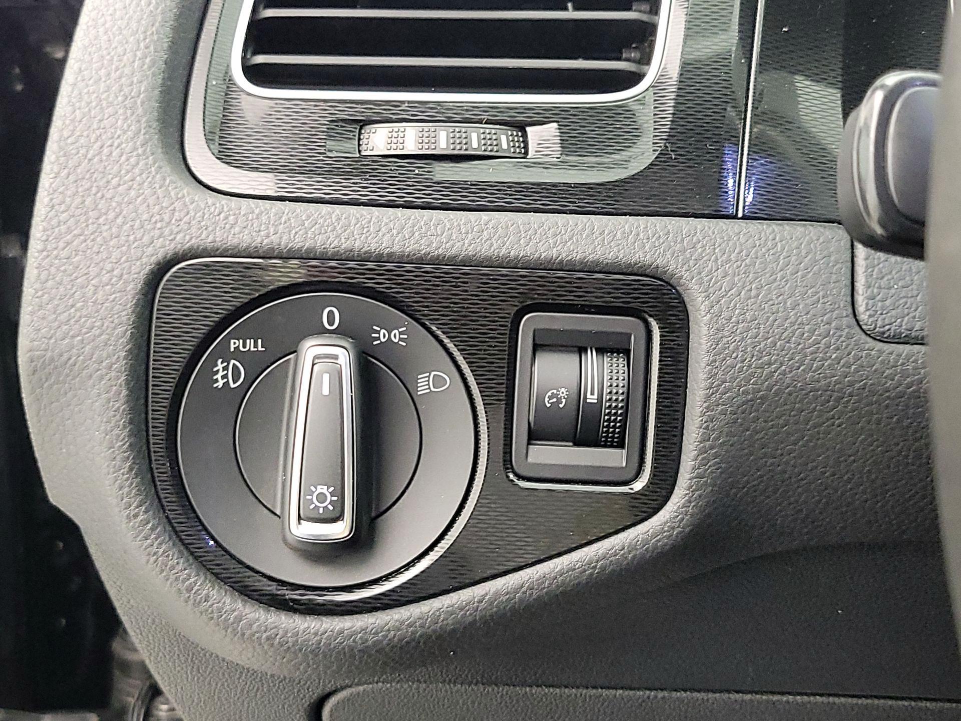 Thumbnail: 2016 Volkswagen Golf - 13