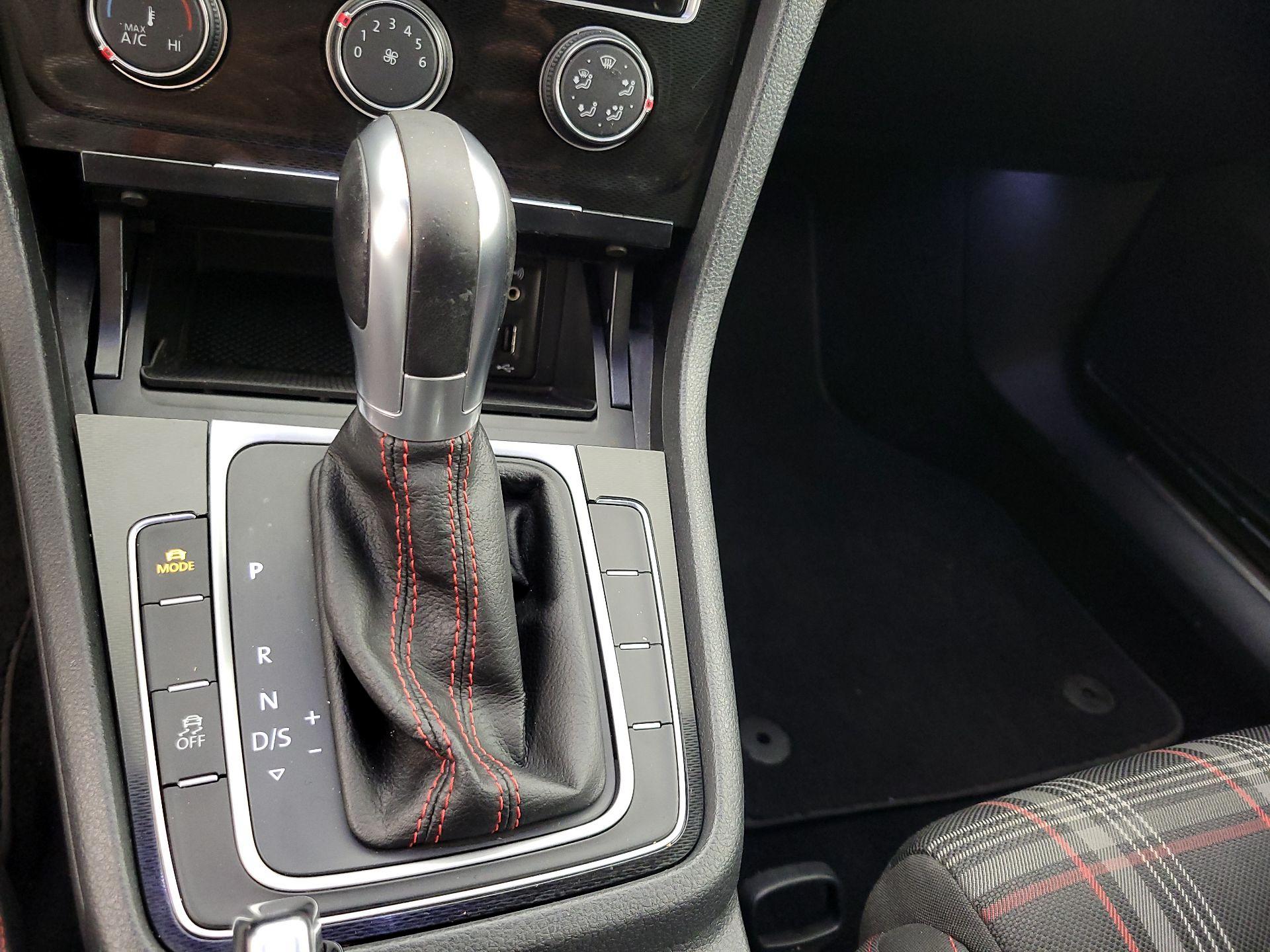 Thumbnail: 2016 Volkswagen Golf - 17