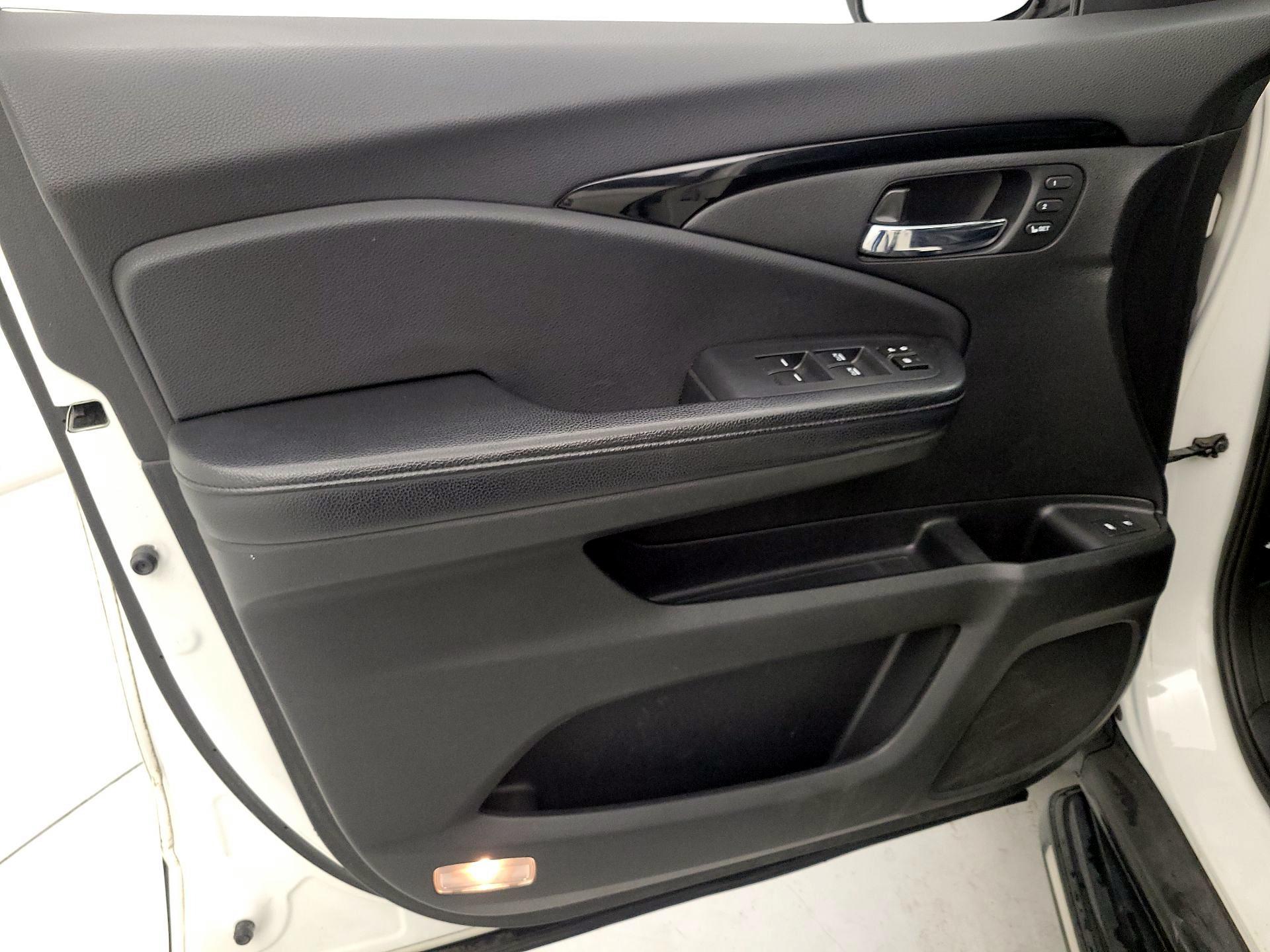 Thumbnail: 2016 Honda Pilot - 12