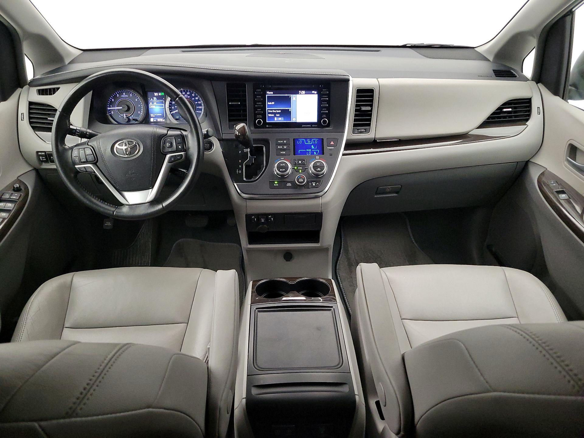 Thumbnail: 2019 Toyota Sienna - 9