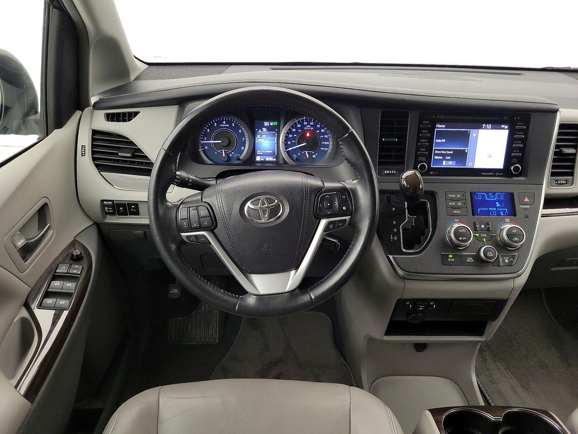 Thumbnail: 2019 Toyota Sienna - 10