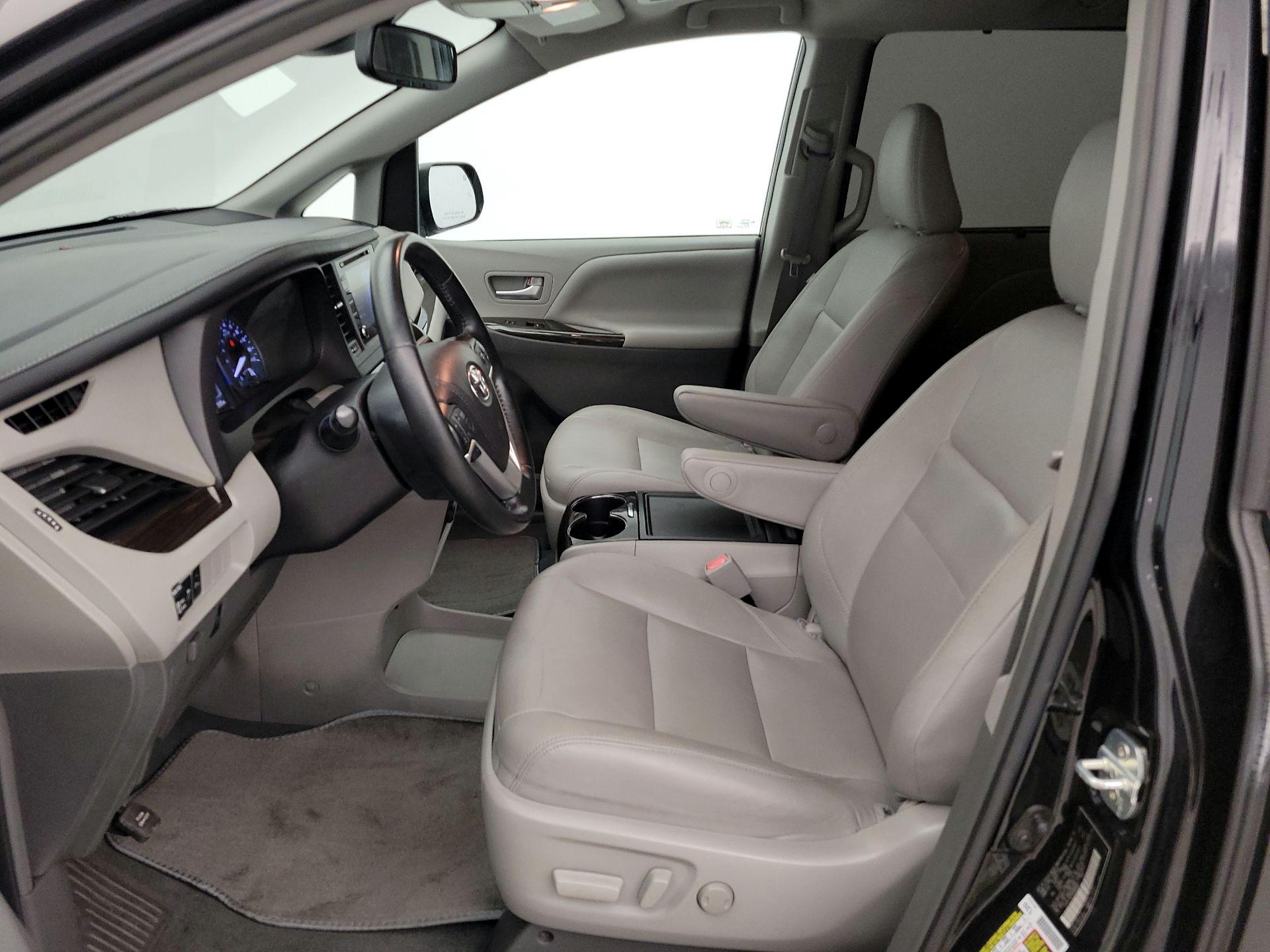Thumbnail: 2019 Toyota Sienna - 11