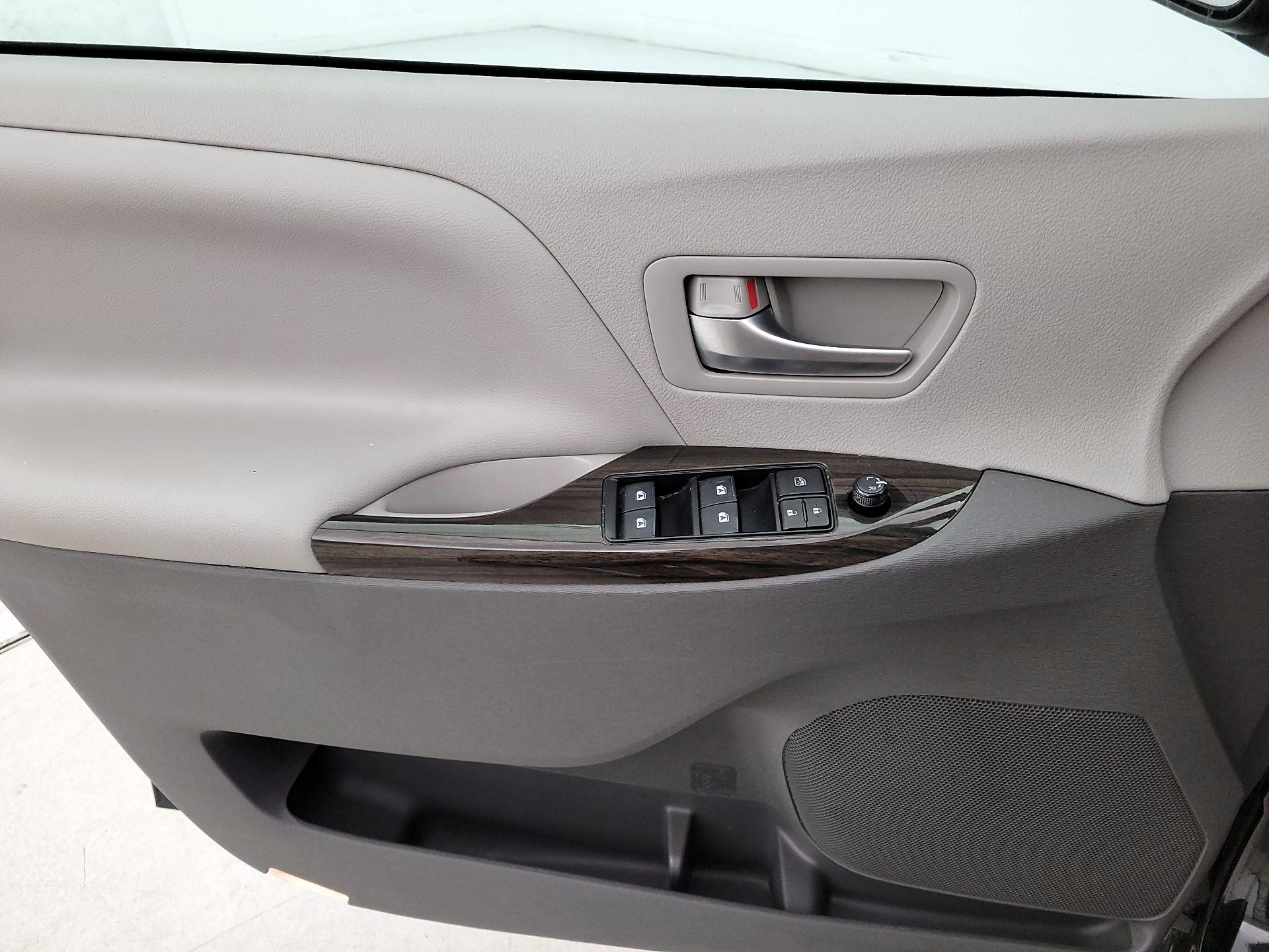 Thumbnail: 2019 Toyota Sienna - 12