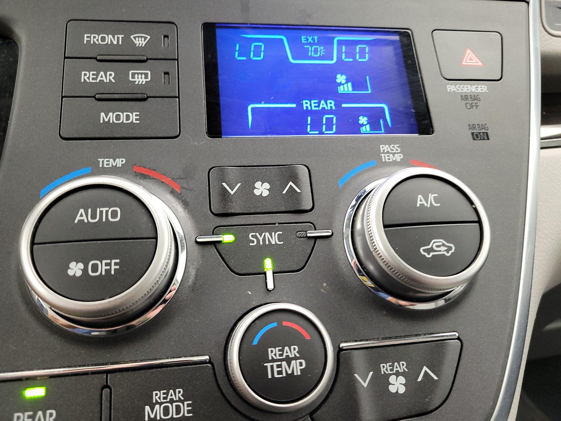 Thumbnail: 2019 Toyota Sienna - 17