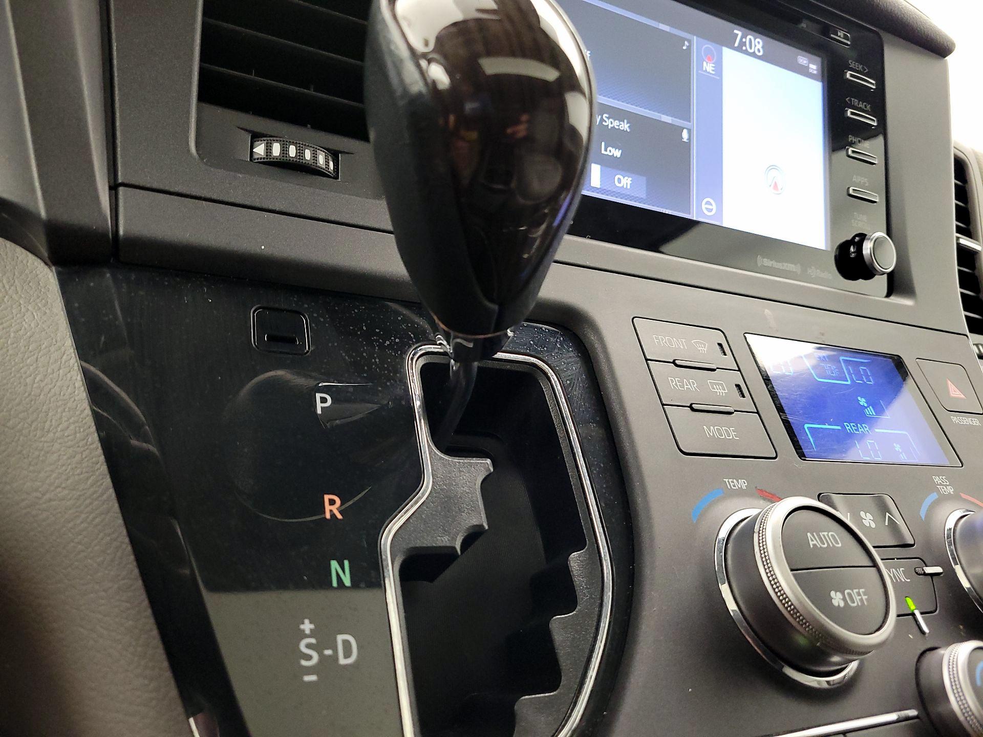 Thumbnail: 2019 Toyota Sienna - 18