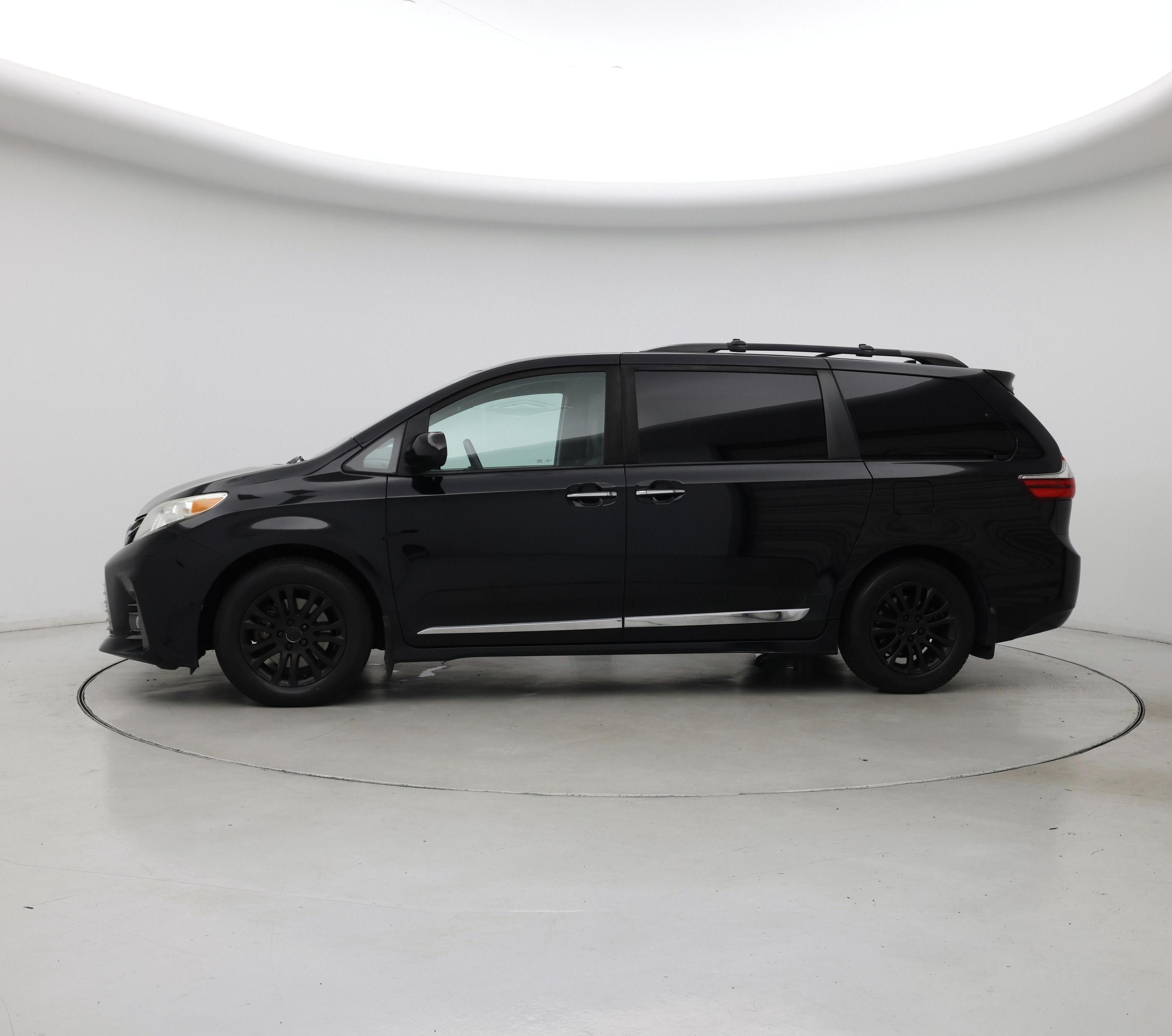 Thumbnail: 2019 Toyota Sienna - 3
