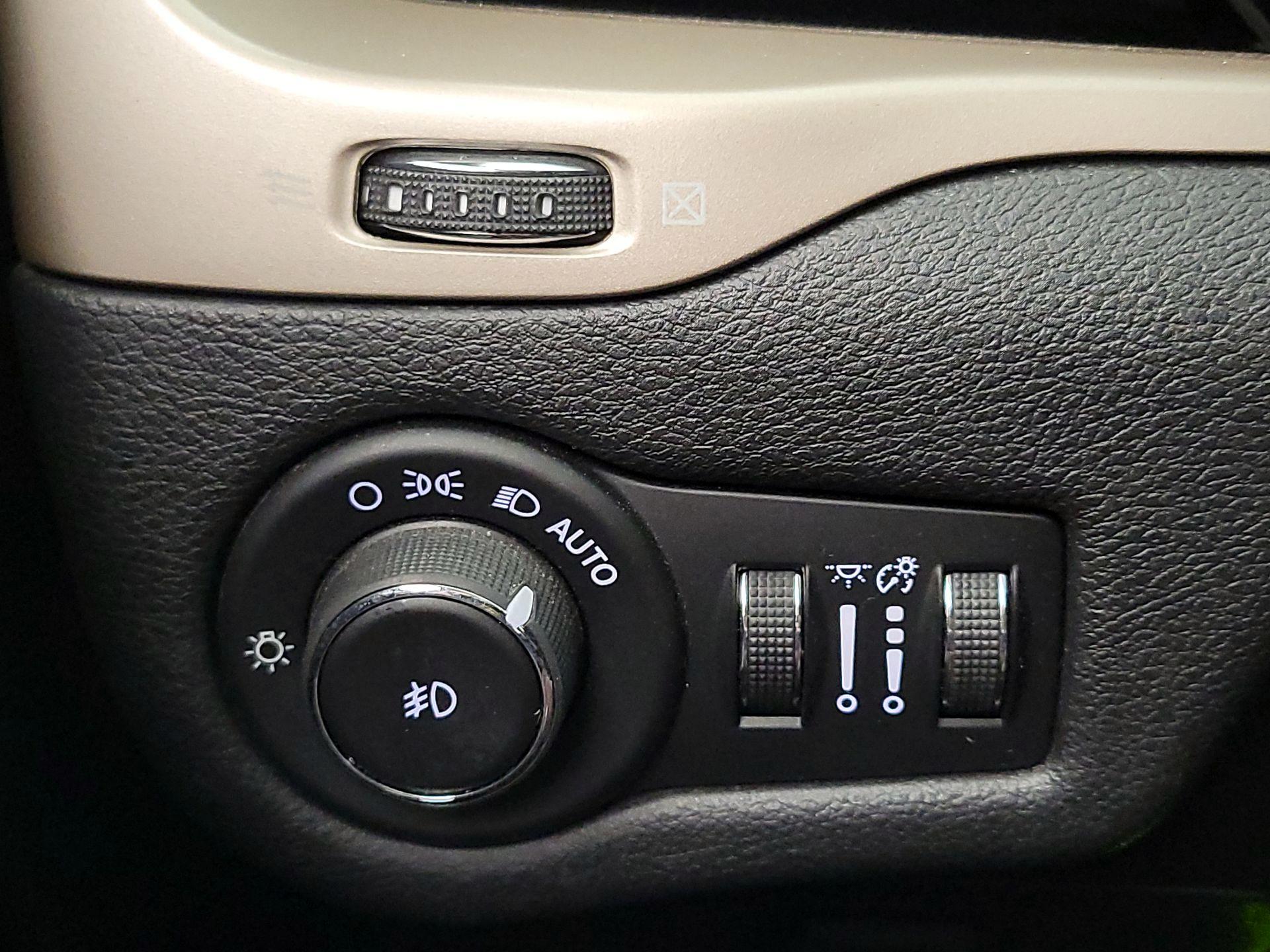 Thumbnail: 2017 Jeep Cherokee - 13