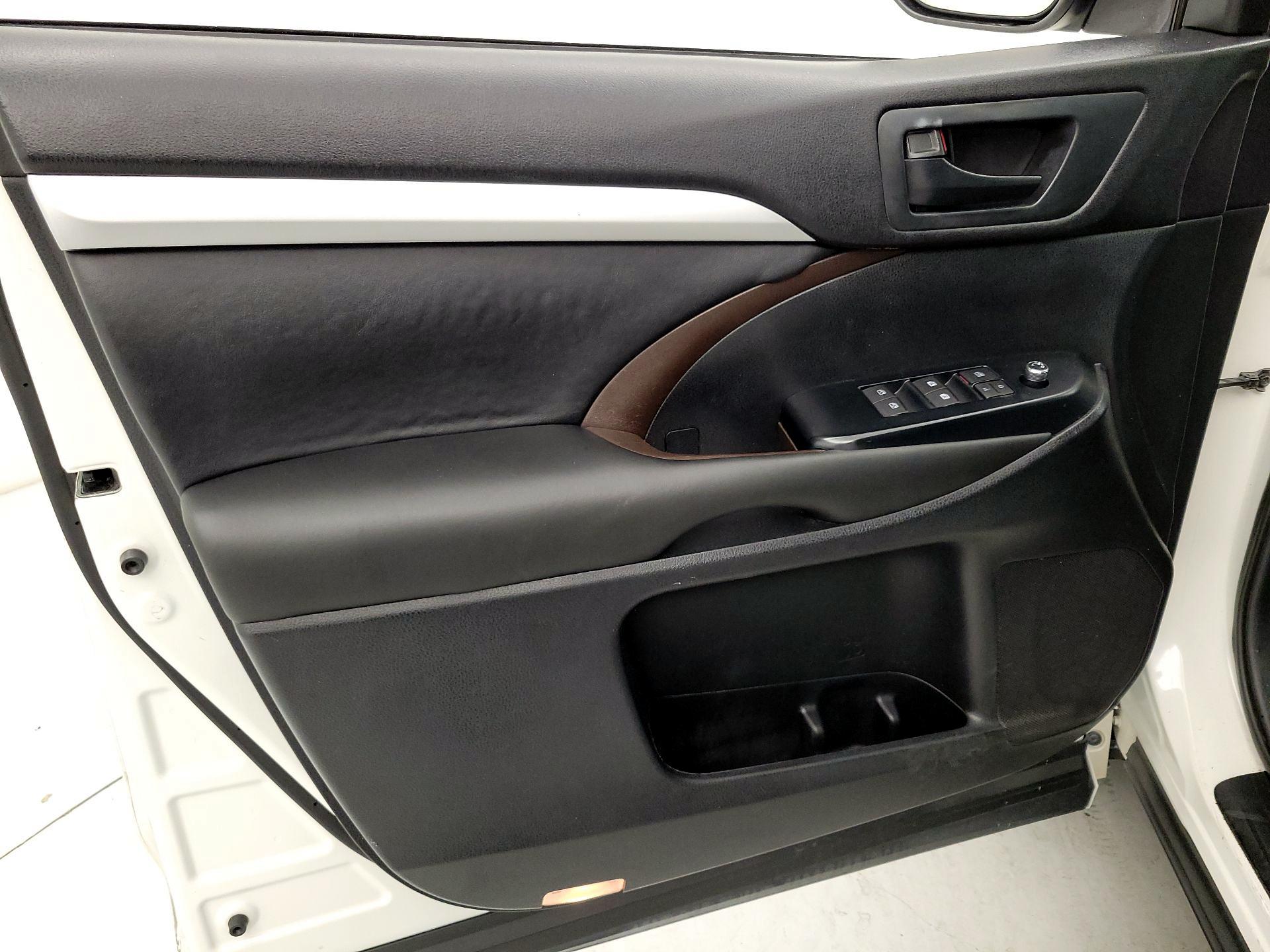 Thumbnail: 2015 Toyota Highlander - 12