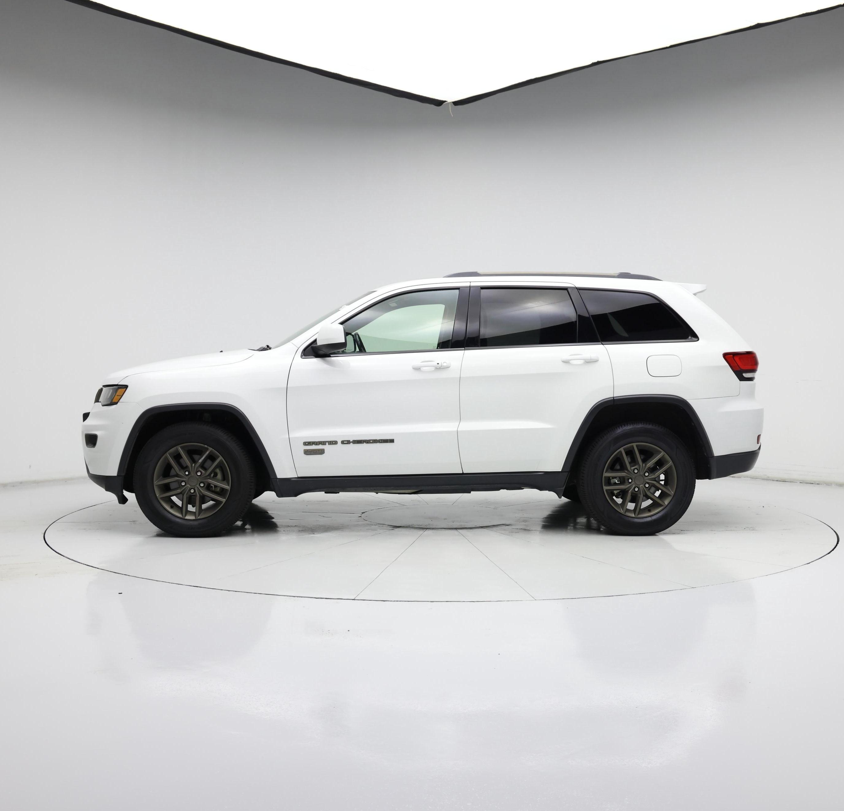 Thumbnail: 2017 Jeep Grand Cherokee - 3