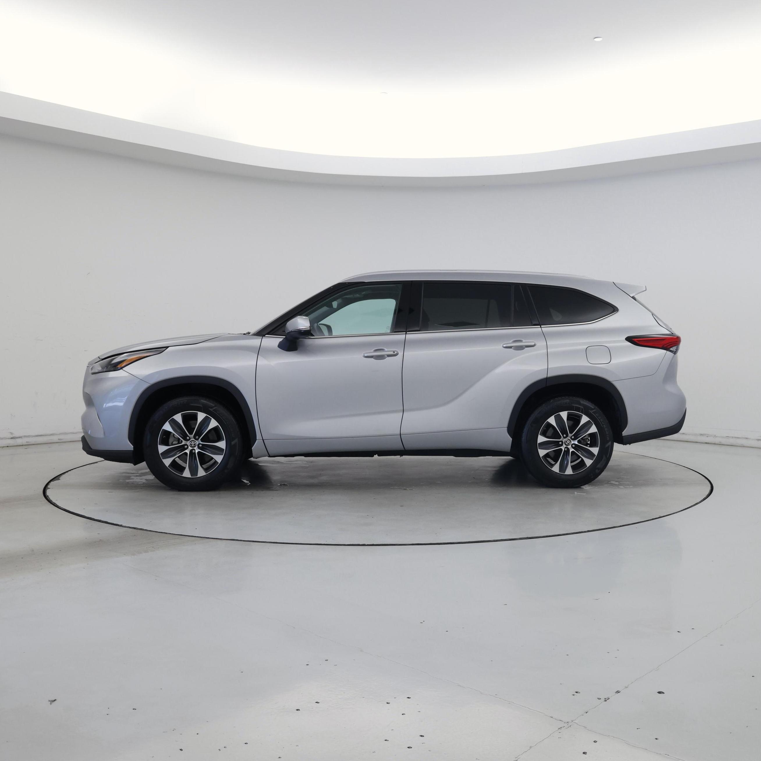 Thumbnail: 2022 Toyota Highlander - 3