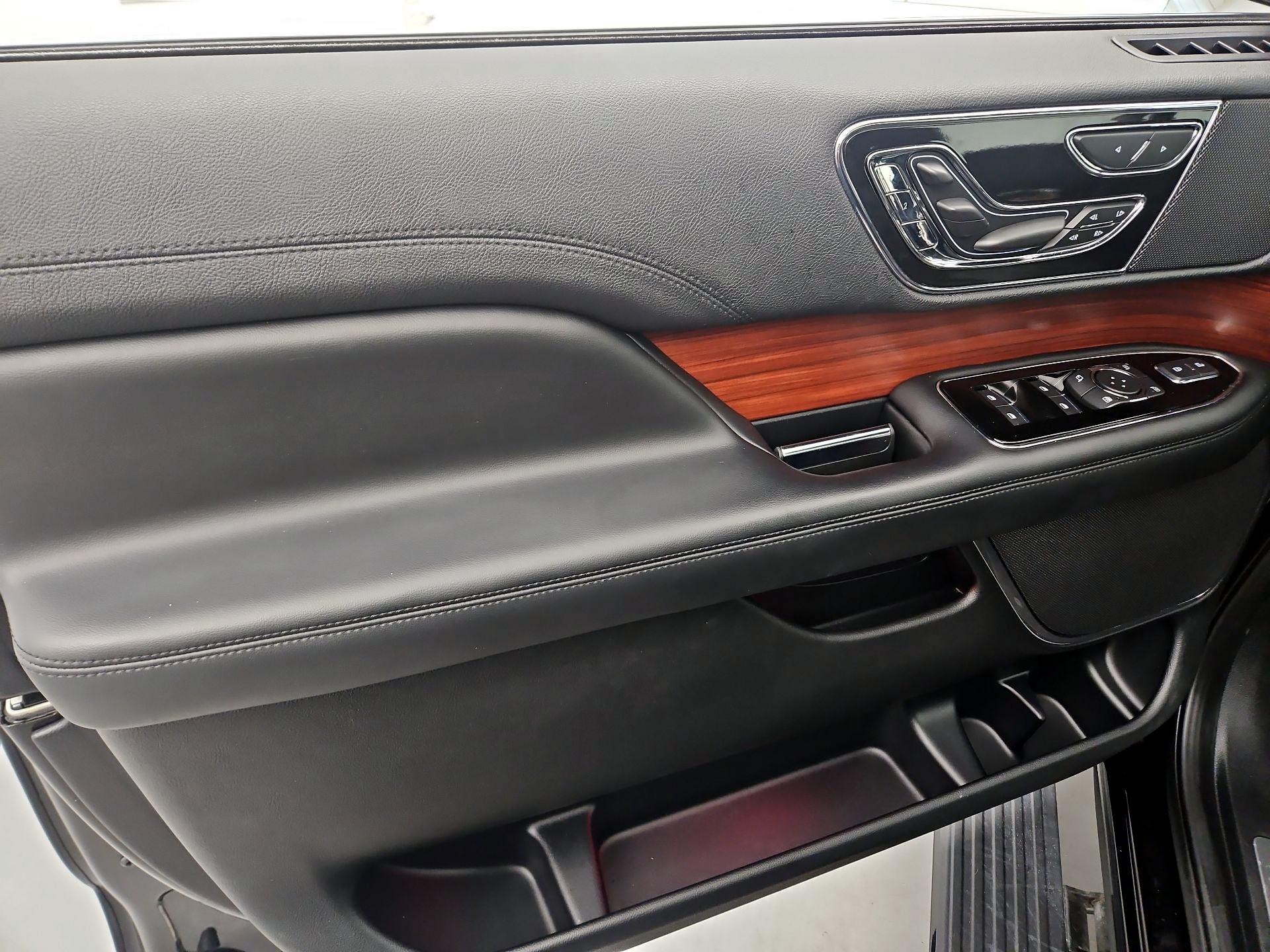 Thumbnail: 2021 Lincoln Navigator L - 12