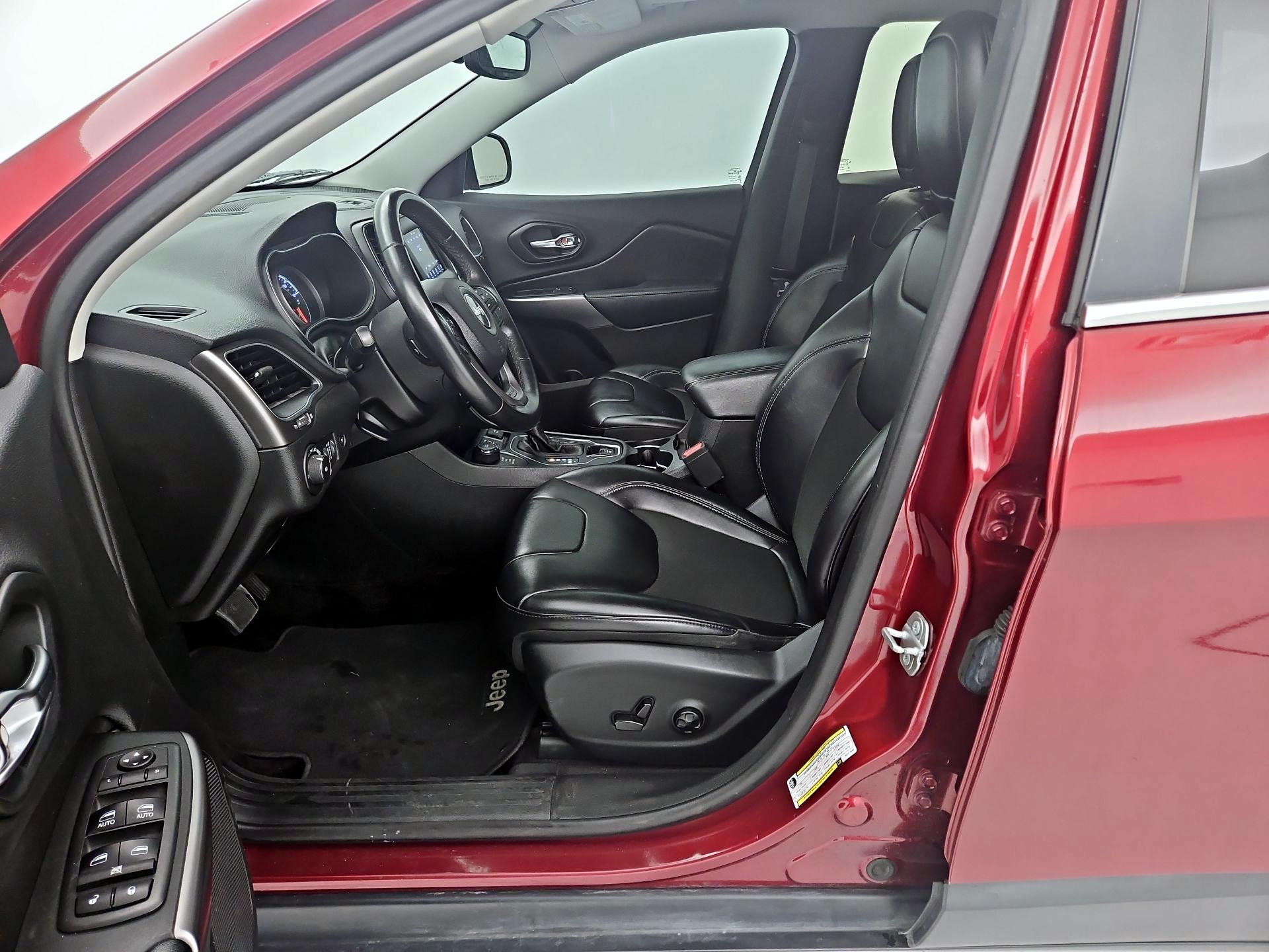Thumbnail: 2019 Jeep Cherokee - 11