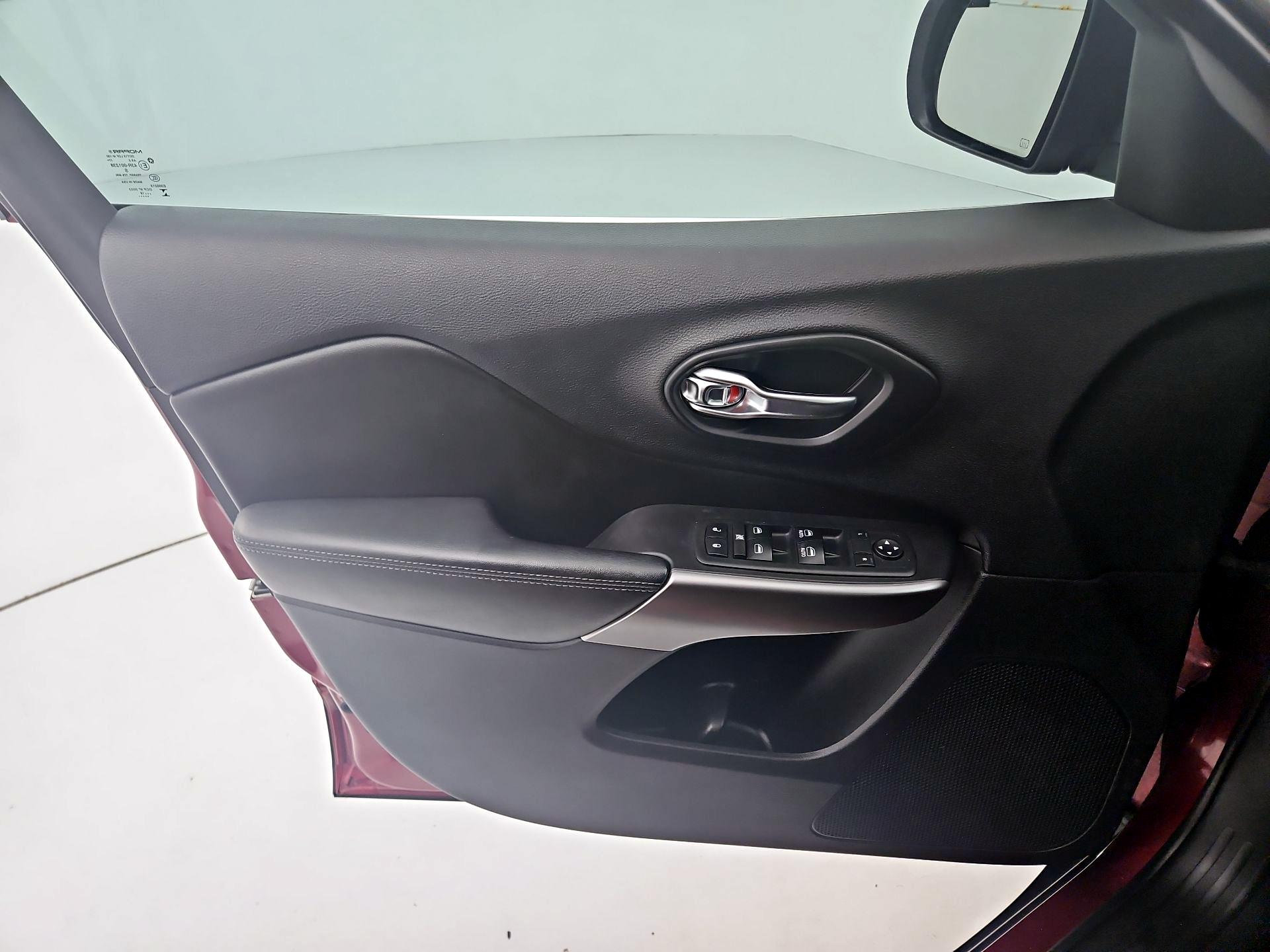 Thumbnail: 2019 Jeep Cherokee - 12