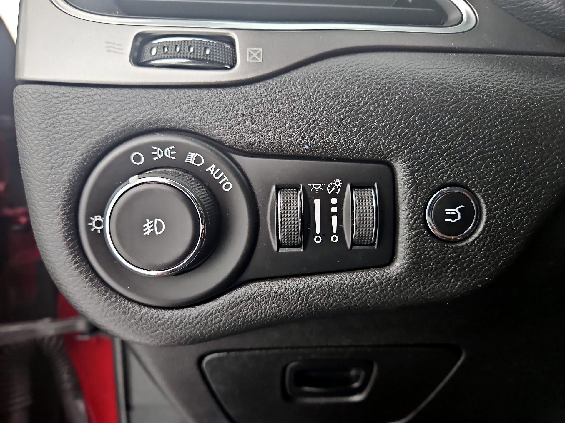 Thumbnail: 2019 Jeep Cherokee - 13