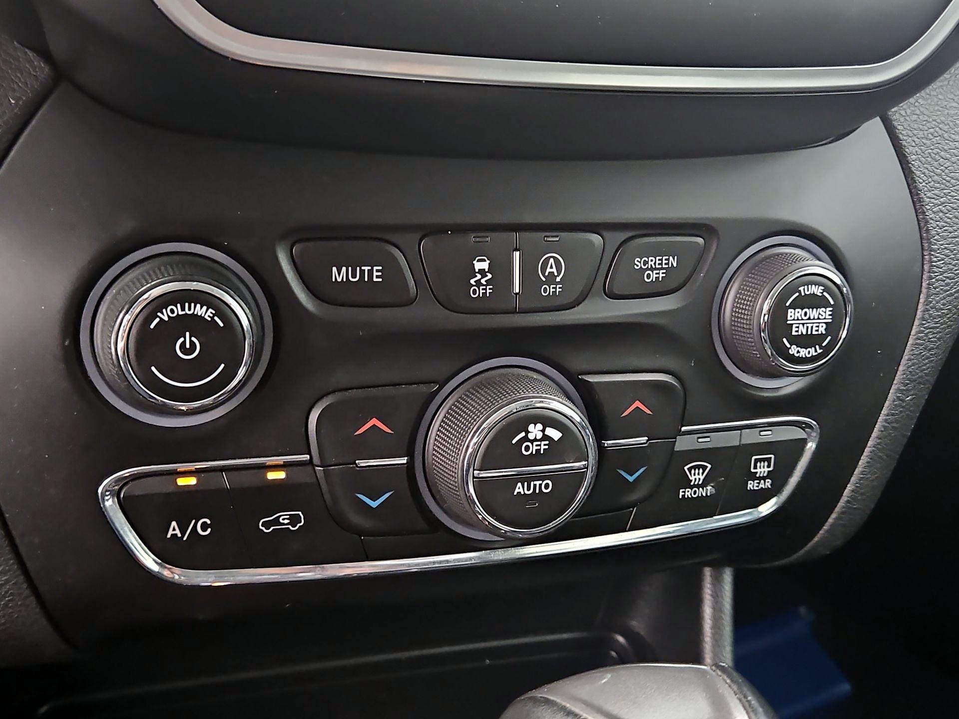 Thumbnail: 2019 Jeep Cherokee - 16