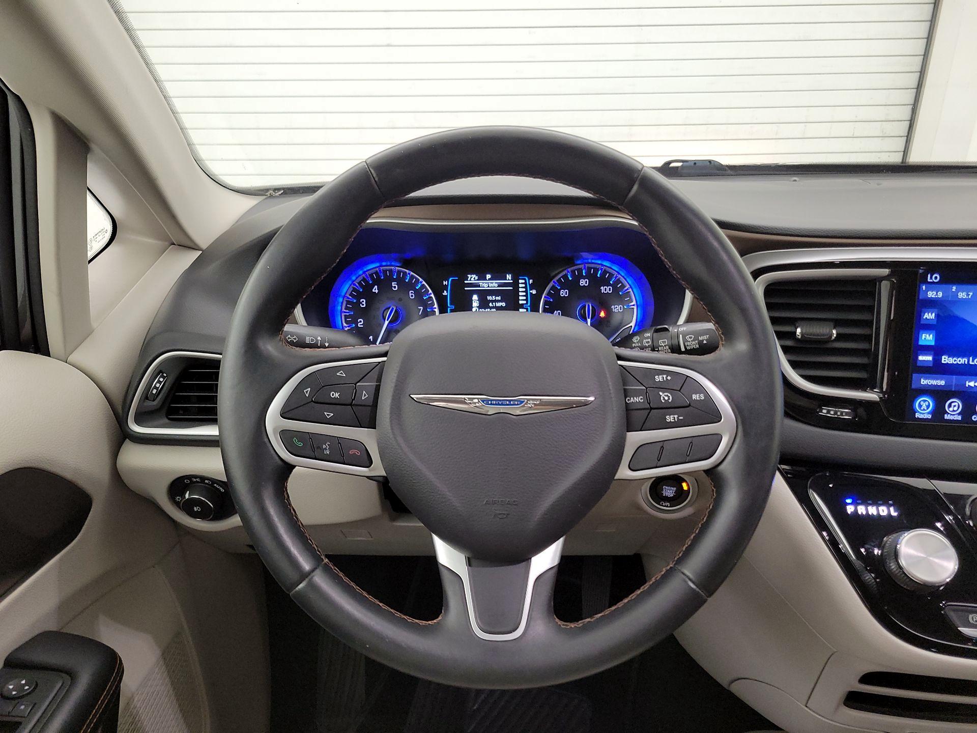 Thumbnail: 2017 Chrysler Pacifica - 10