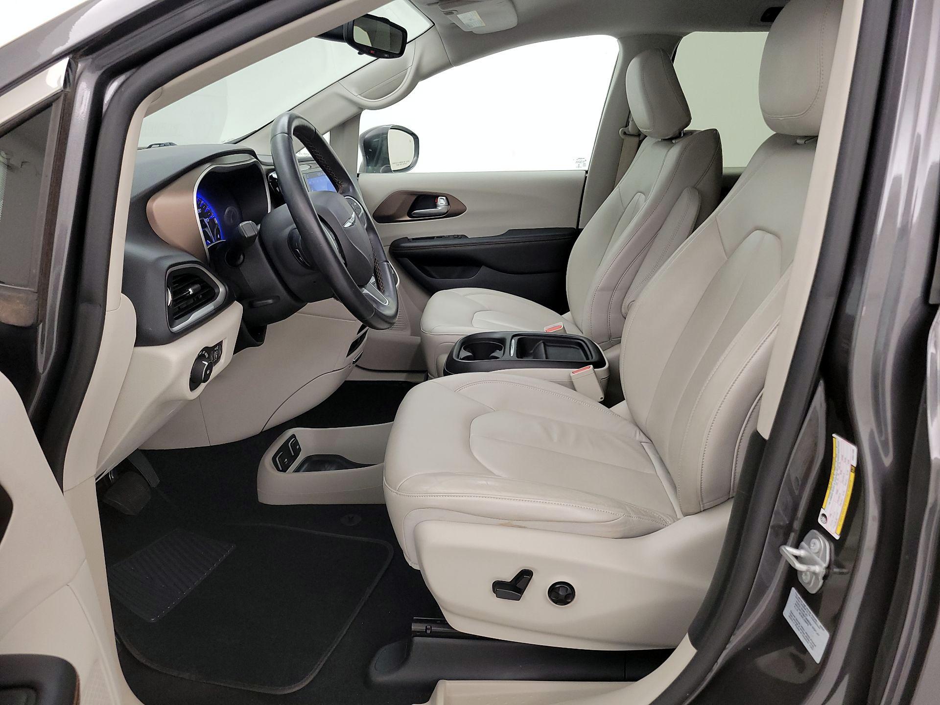 Thumbnail: 2017 Chrysler Pacifica - 11