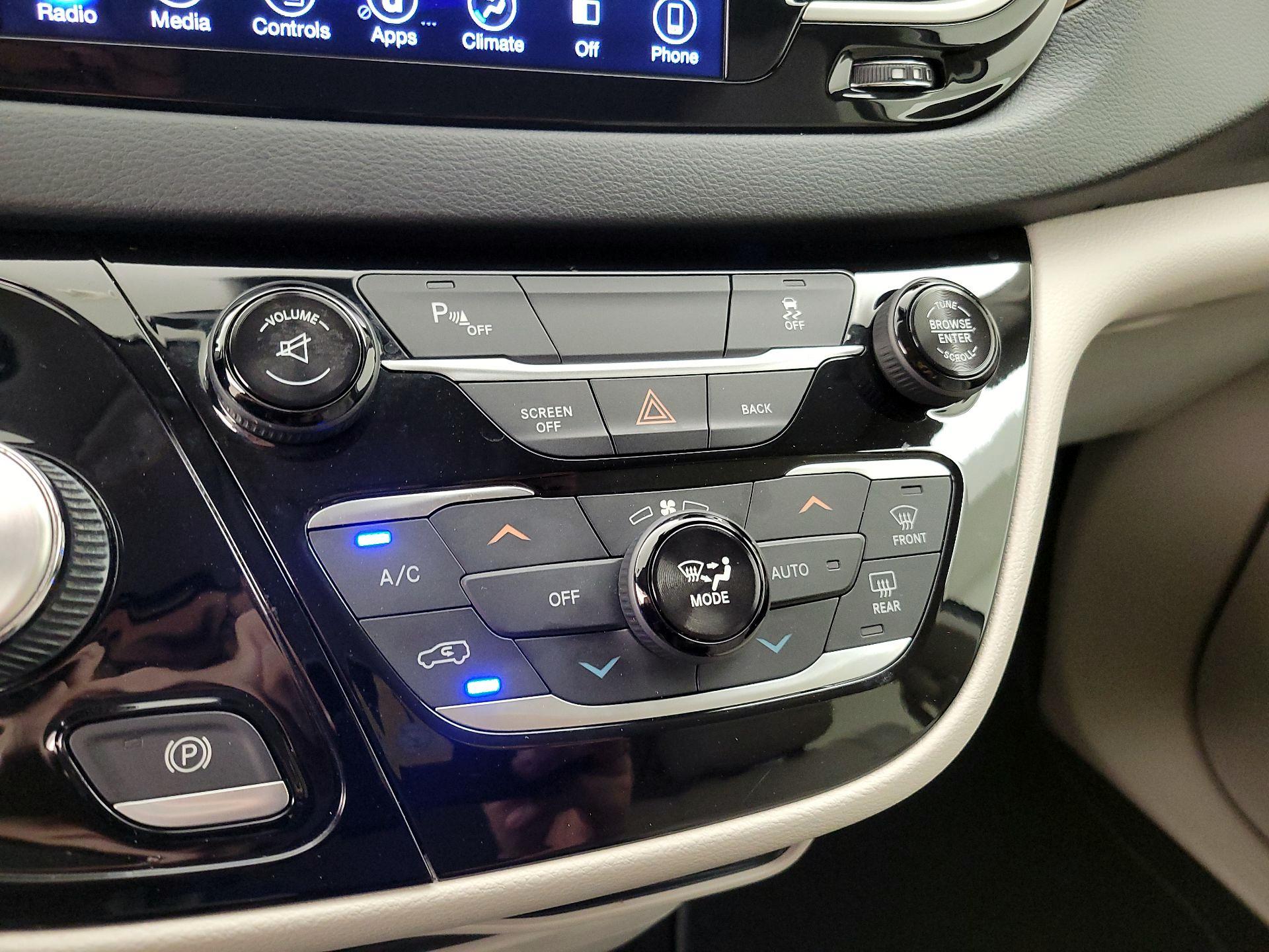 Thumbnail: 2017 Chrysler Pacifica - 16