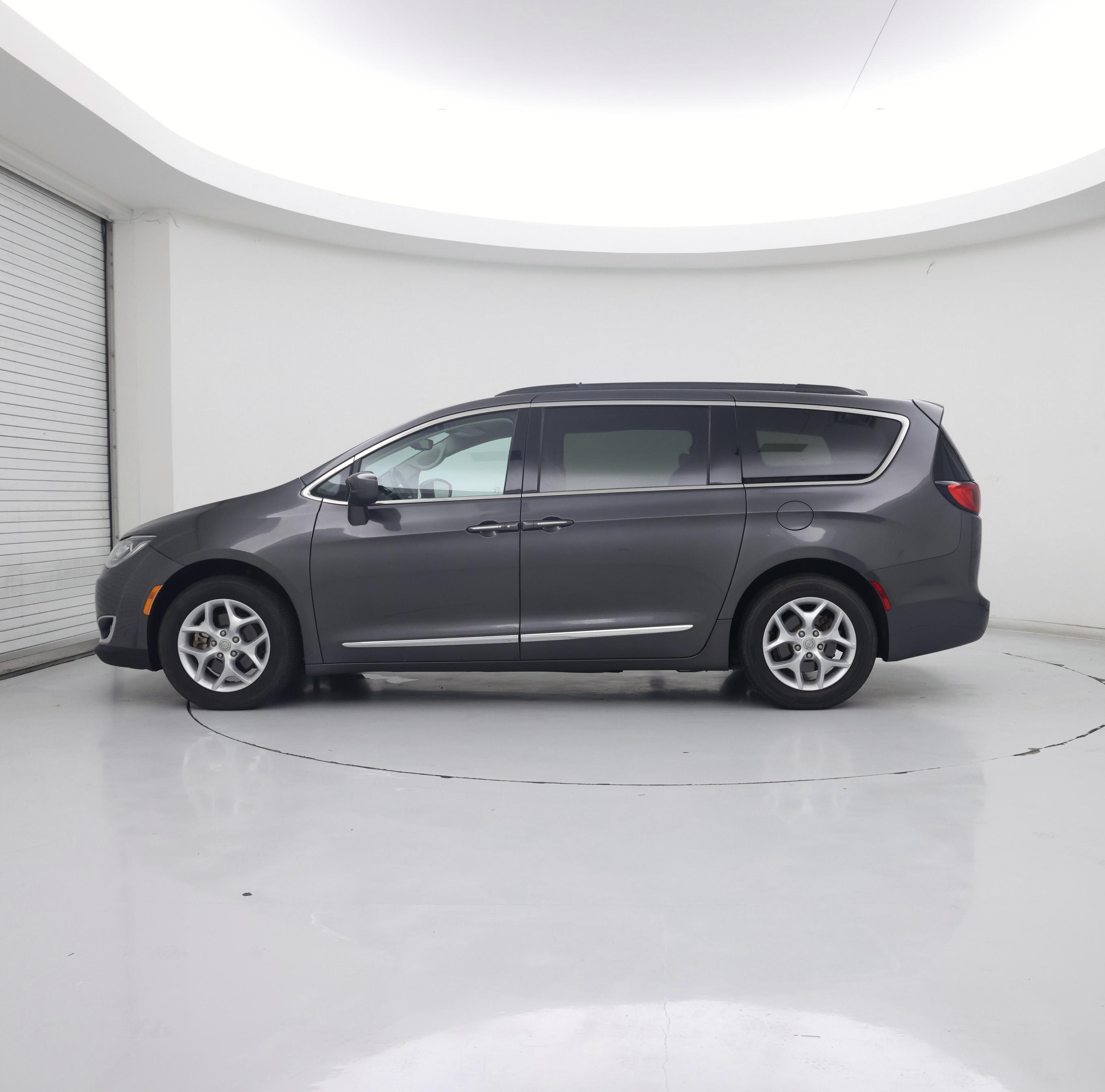 Thumbnail: 2017 Chrysler Pacifica - 3