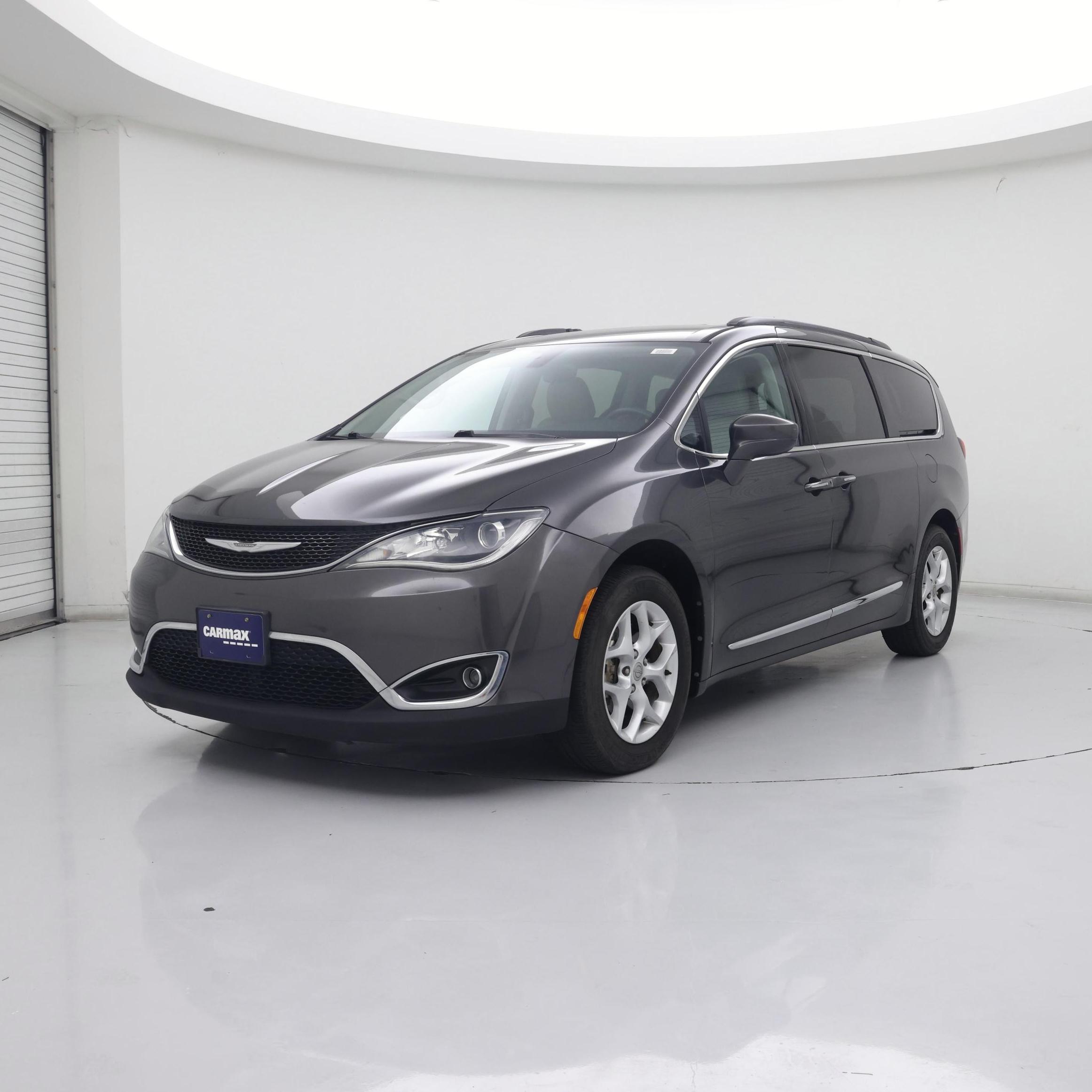 Thumbnail: 2017 Chrysler Pacifica - 4