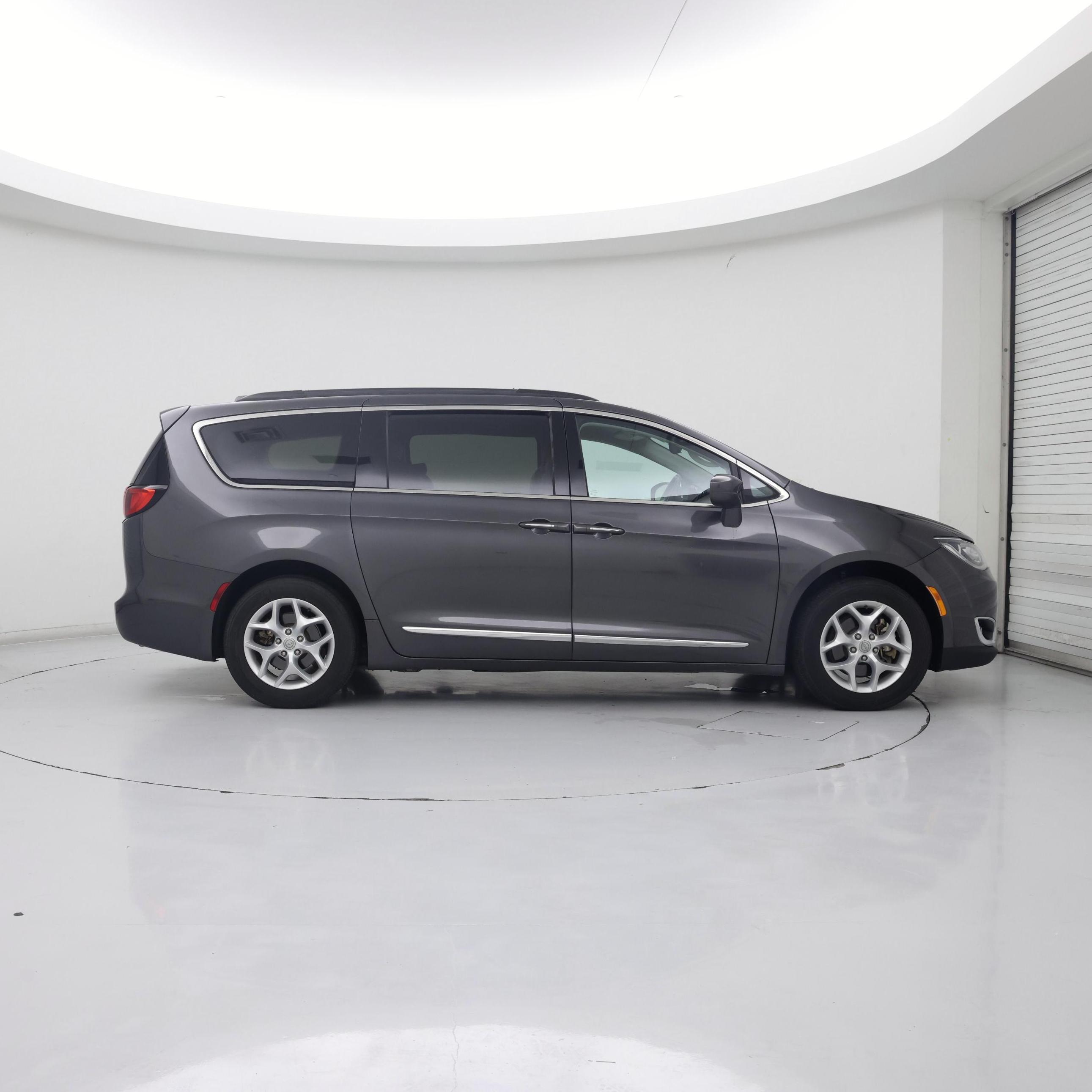 Thumbnail: 2017 Chrysler Pacifica - 7