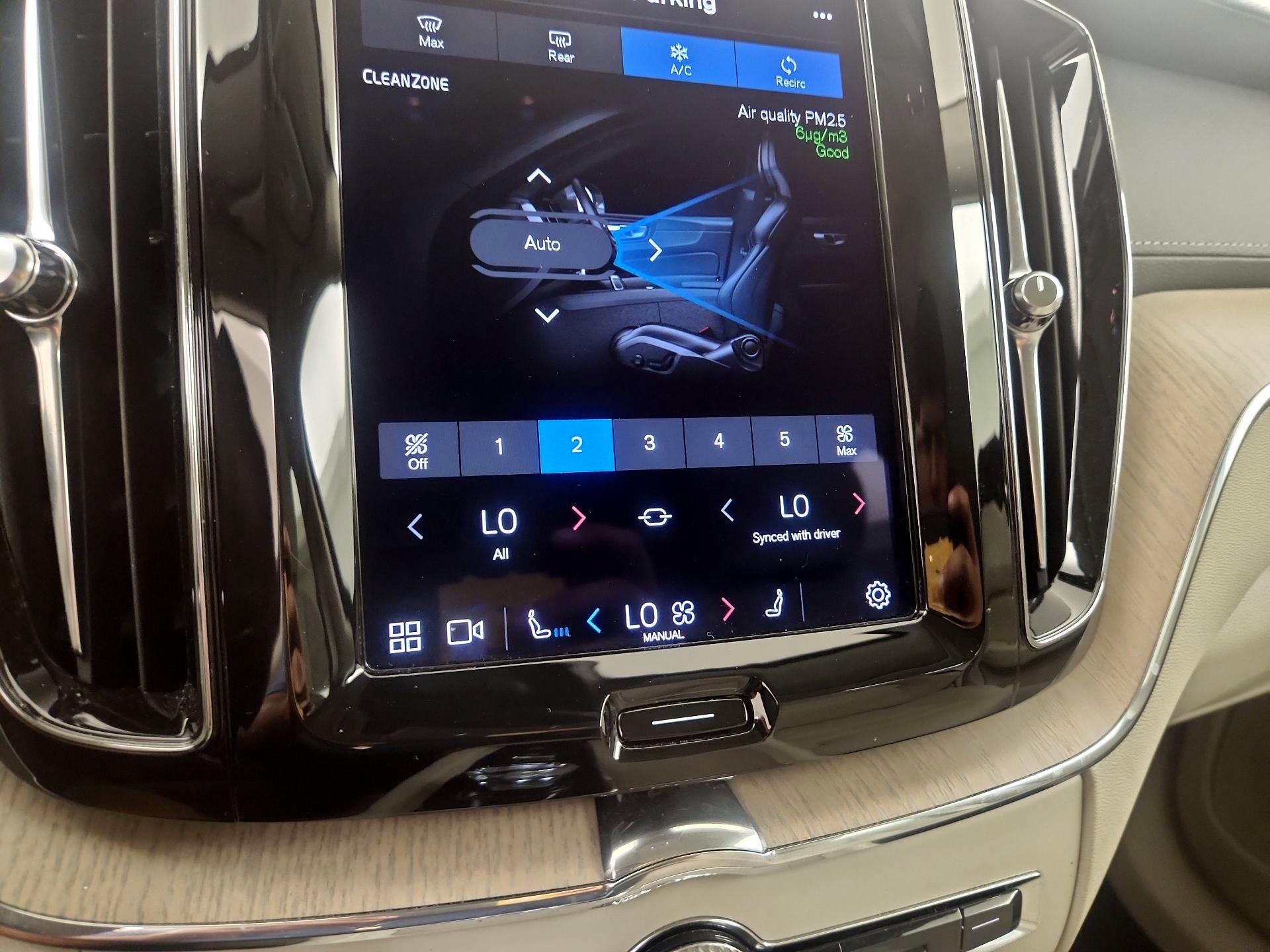 Thumbnail: 2022 Volvo XC60 - 17