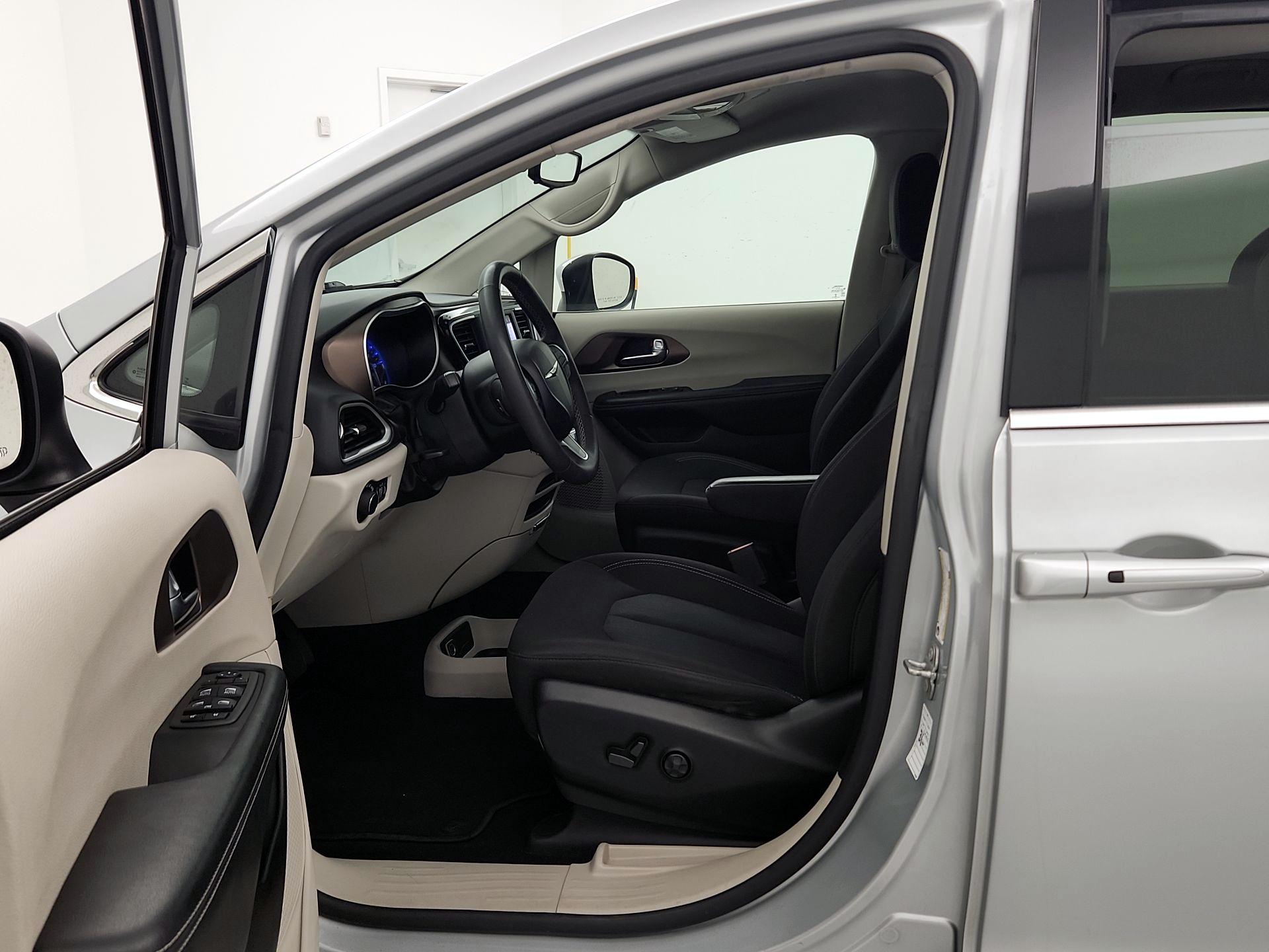 Thumbnail: 2023 Chrysler Voyager - 11