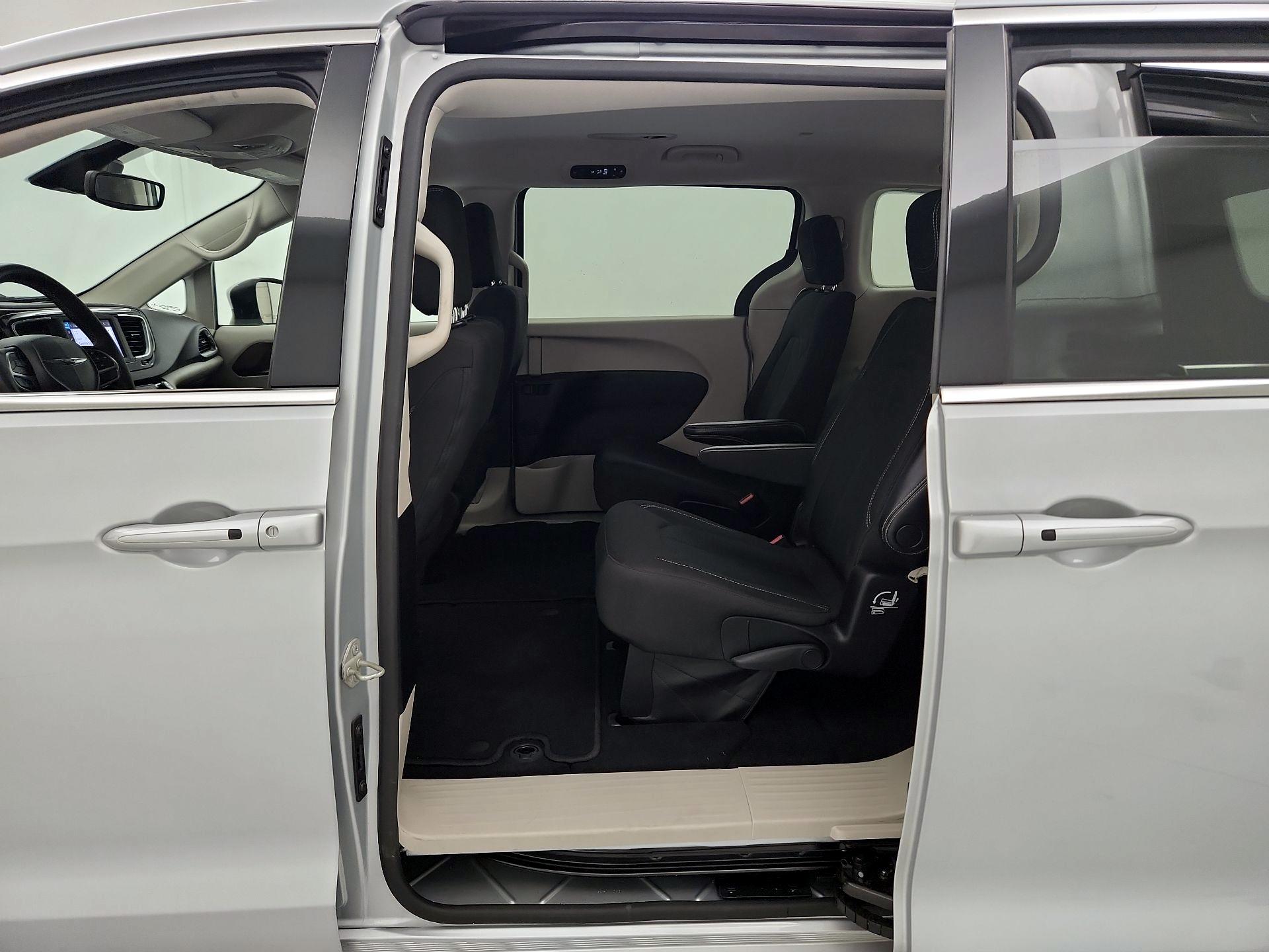 Thumbnail: 2023 Chrysler Voyager - 19
