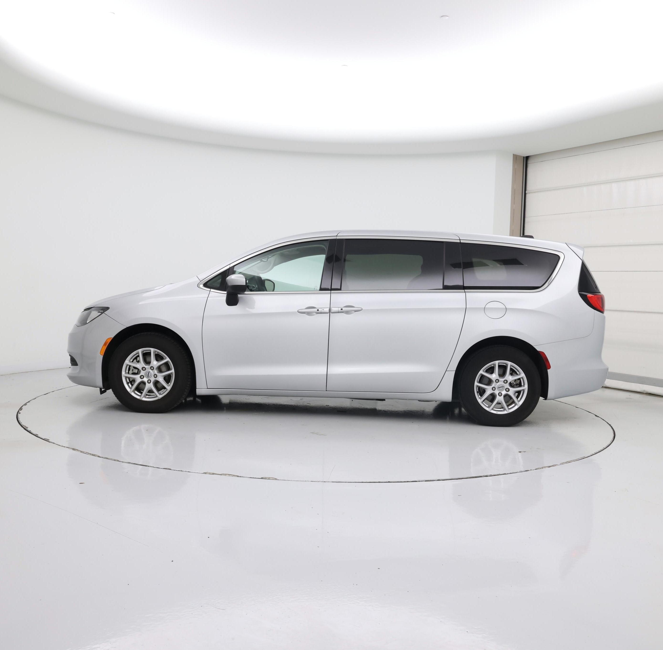 Thumbnail: 2023 Chrysler Voyager - 3