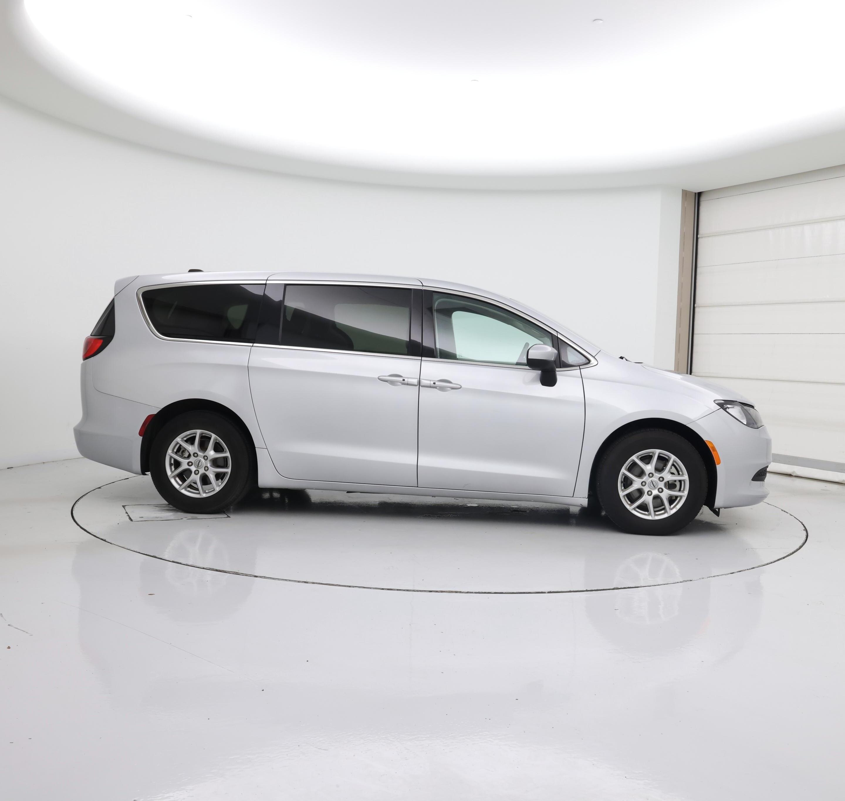 Thumbnail: 2023 Chrysler Voyager - 7