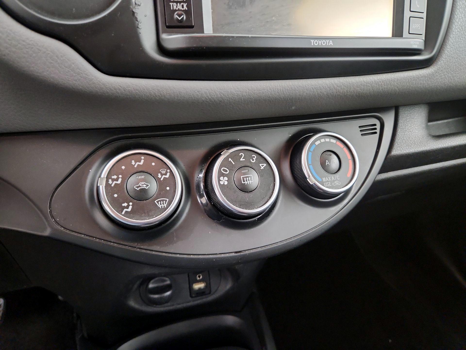 Thumbnail: 2015 Toyota Yaris - 15