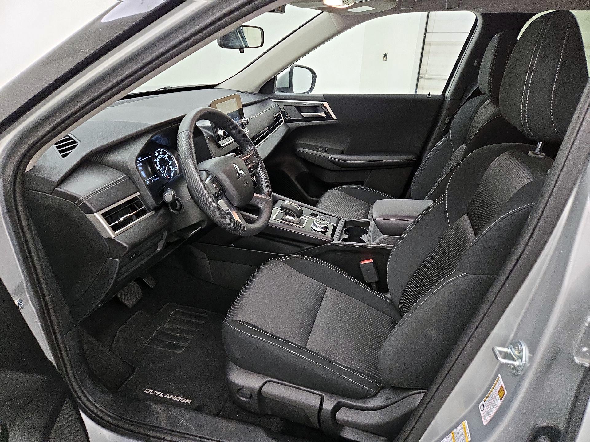 Thumbnail: 2024 Mitsubishi Outlander - 11