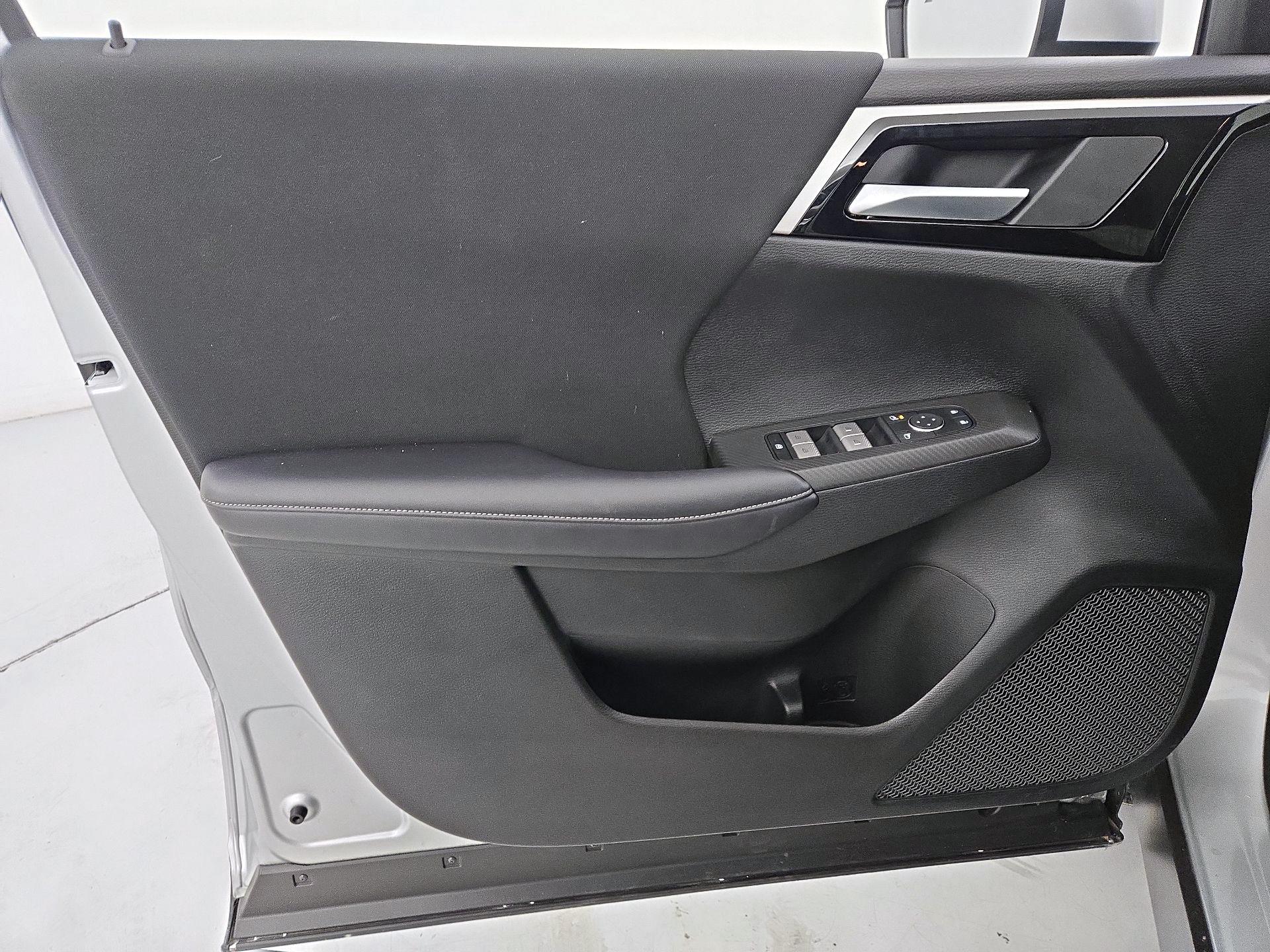 Thumbnail: 2024 Mitsubishi Outlander - 12