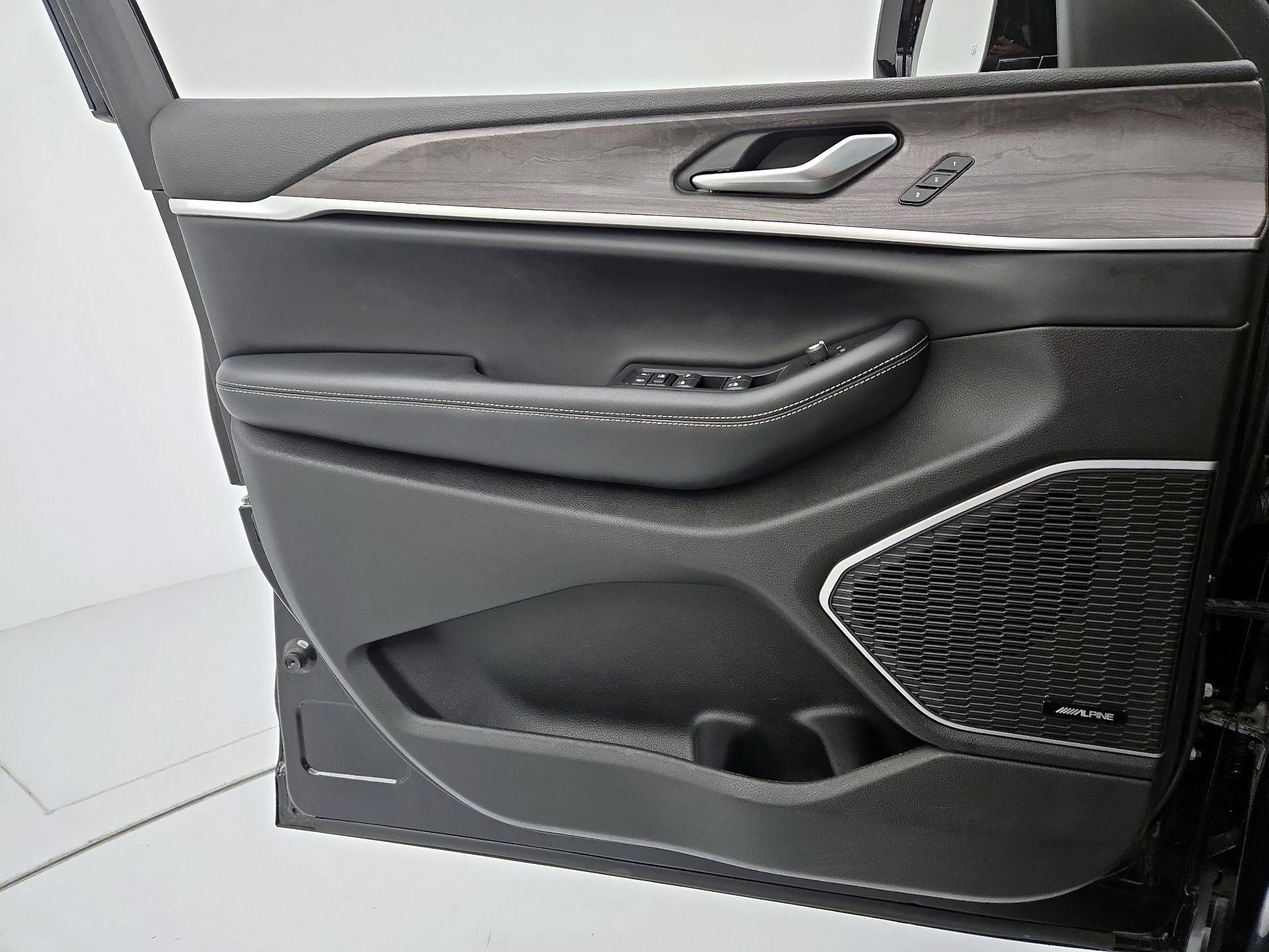 Thumbnail: 2022 Jeep Grand Cherokee - 12