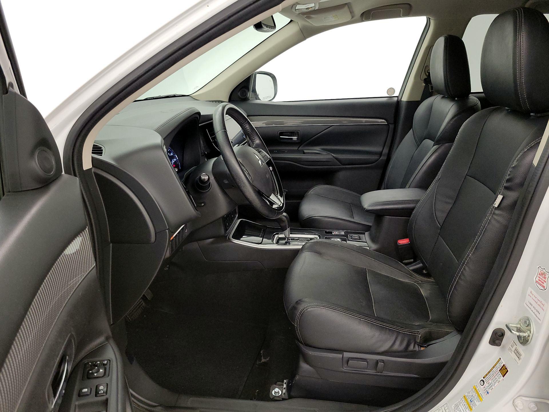 Thumbnail: 2019 Mitsubishi Outlander - 11