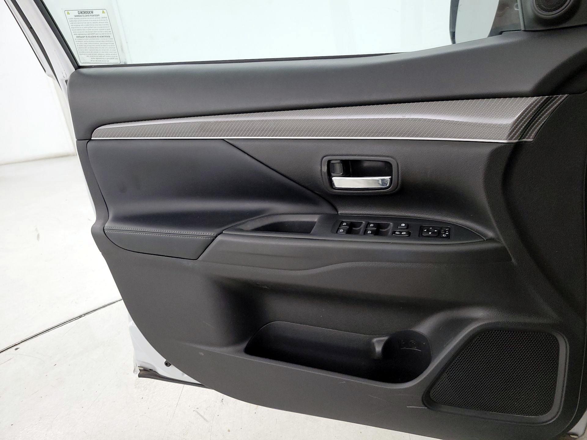 Thumbnail: 2019 Mitsubishi Outlander - 12
