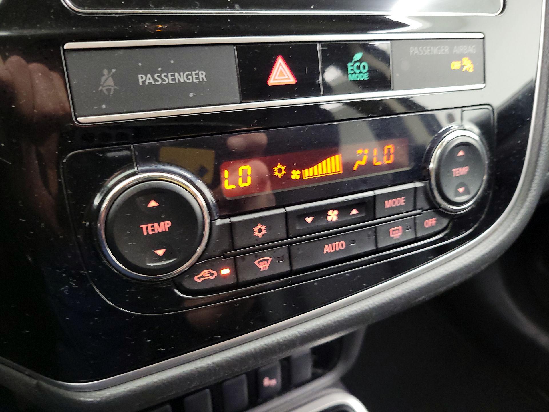 Thumbnail: 2019 Mitsubishi Outlander - 16