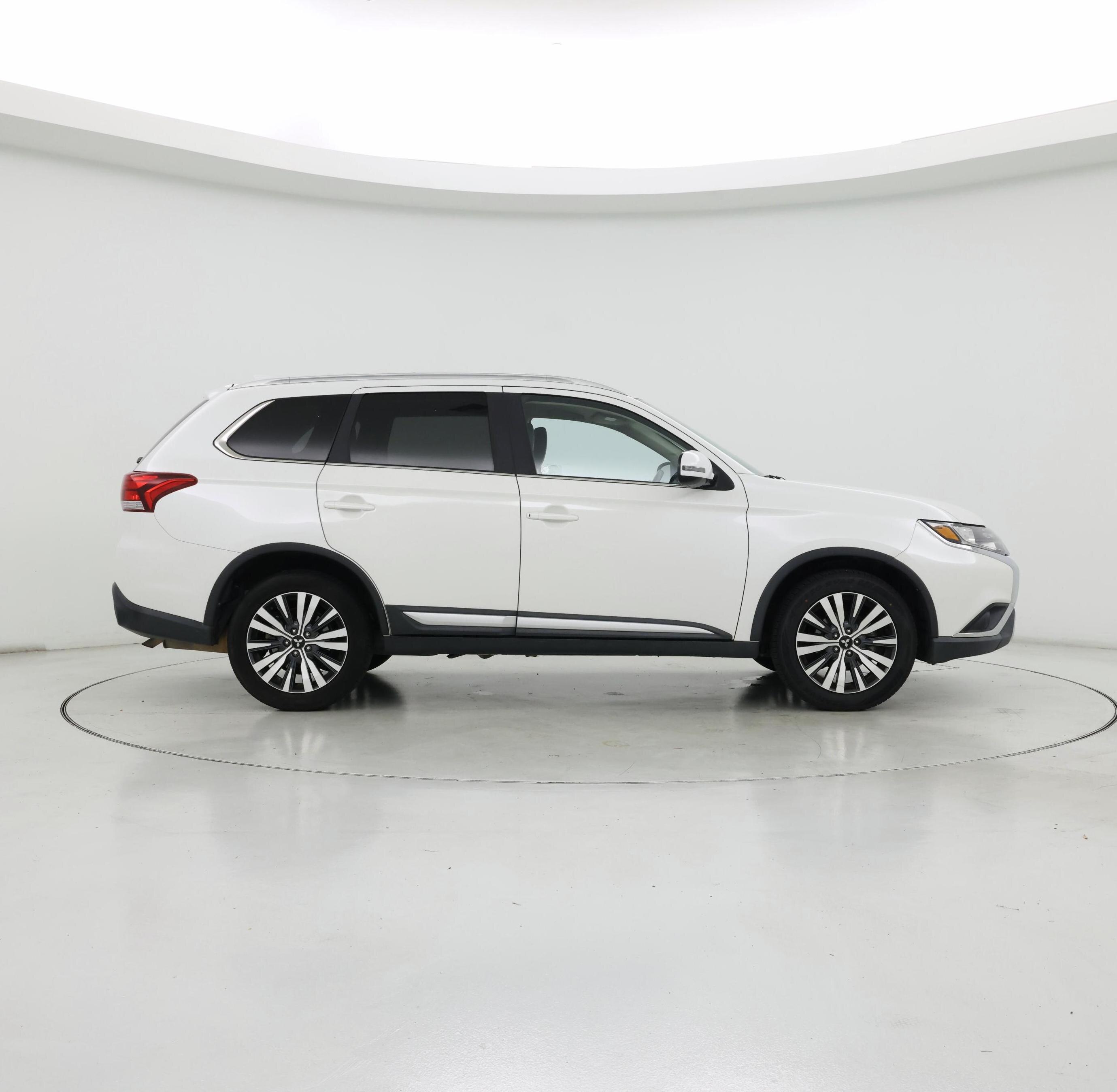 Thumbnail: 2019 Mitsubishi Outlander - 7