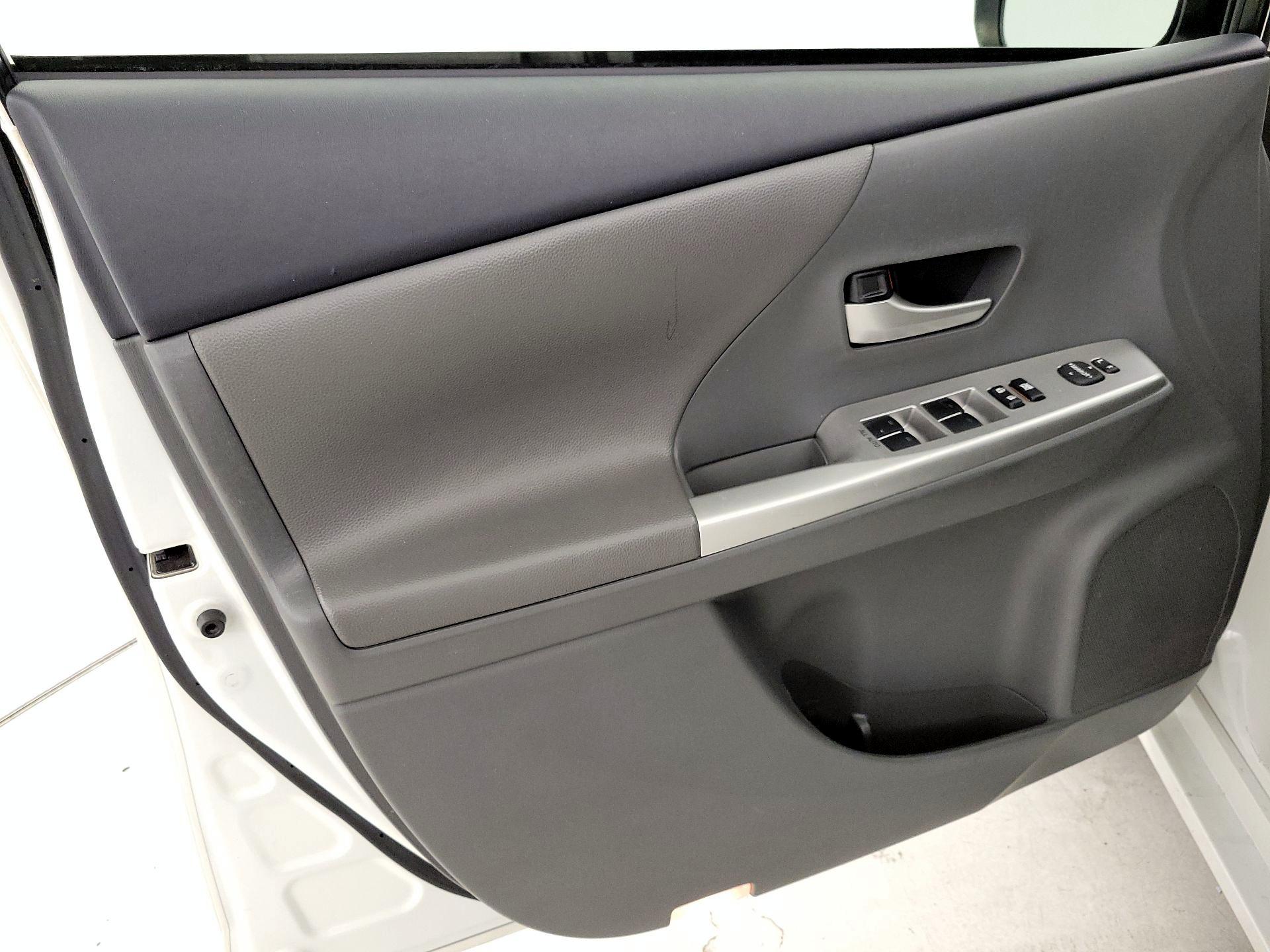 Thumbnail: 2014 Toyota Prius v - 12