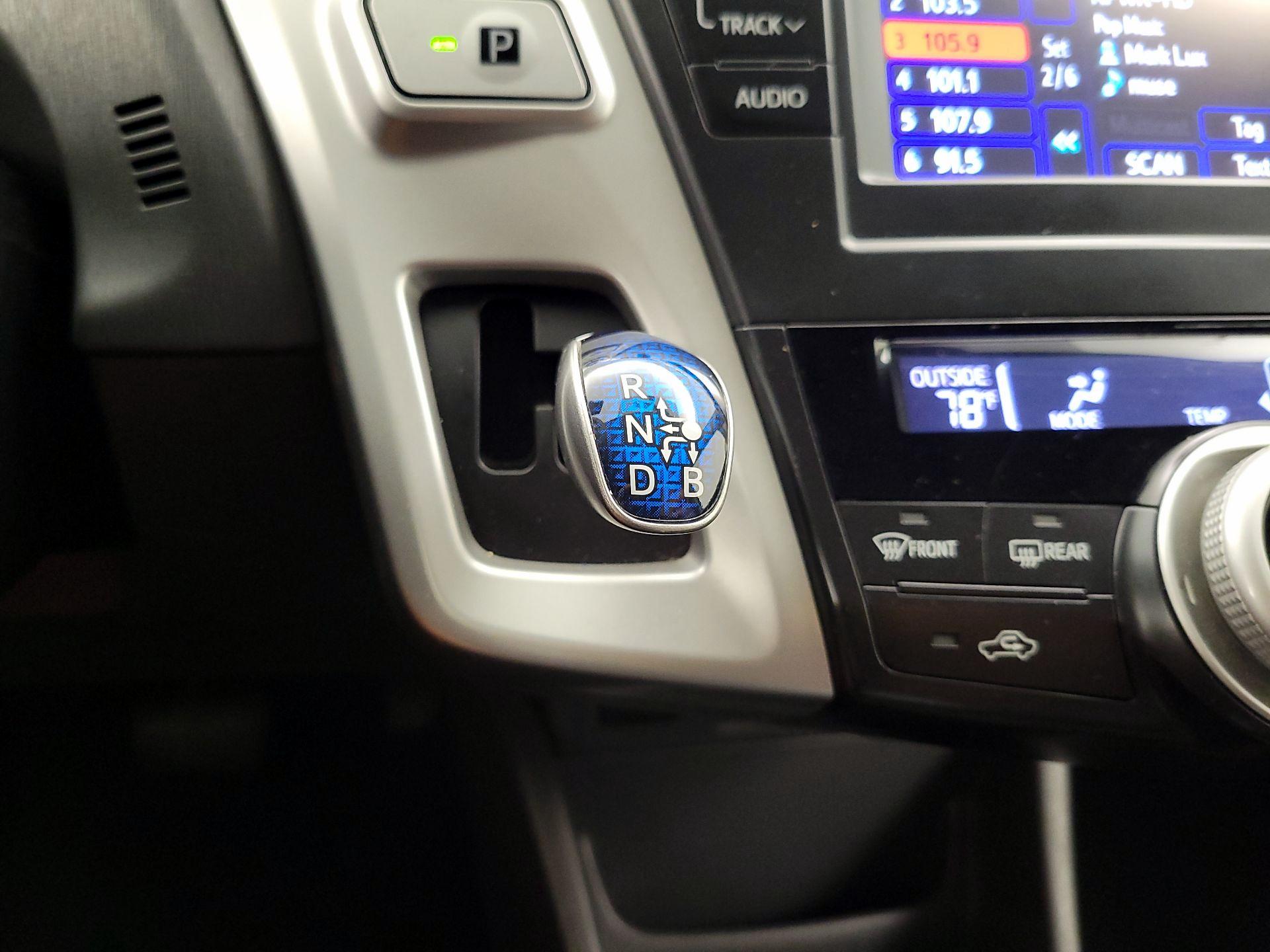 Thumbnail: 2014 Toyota Prius v - 18